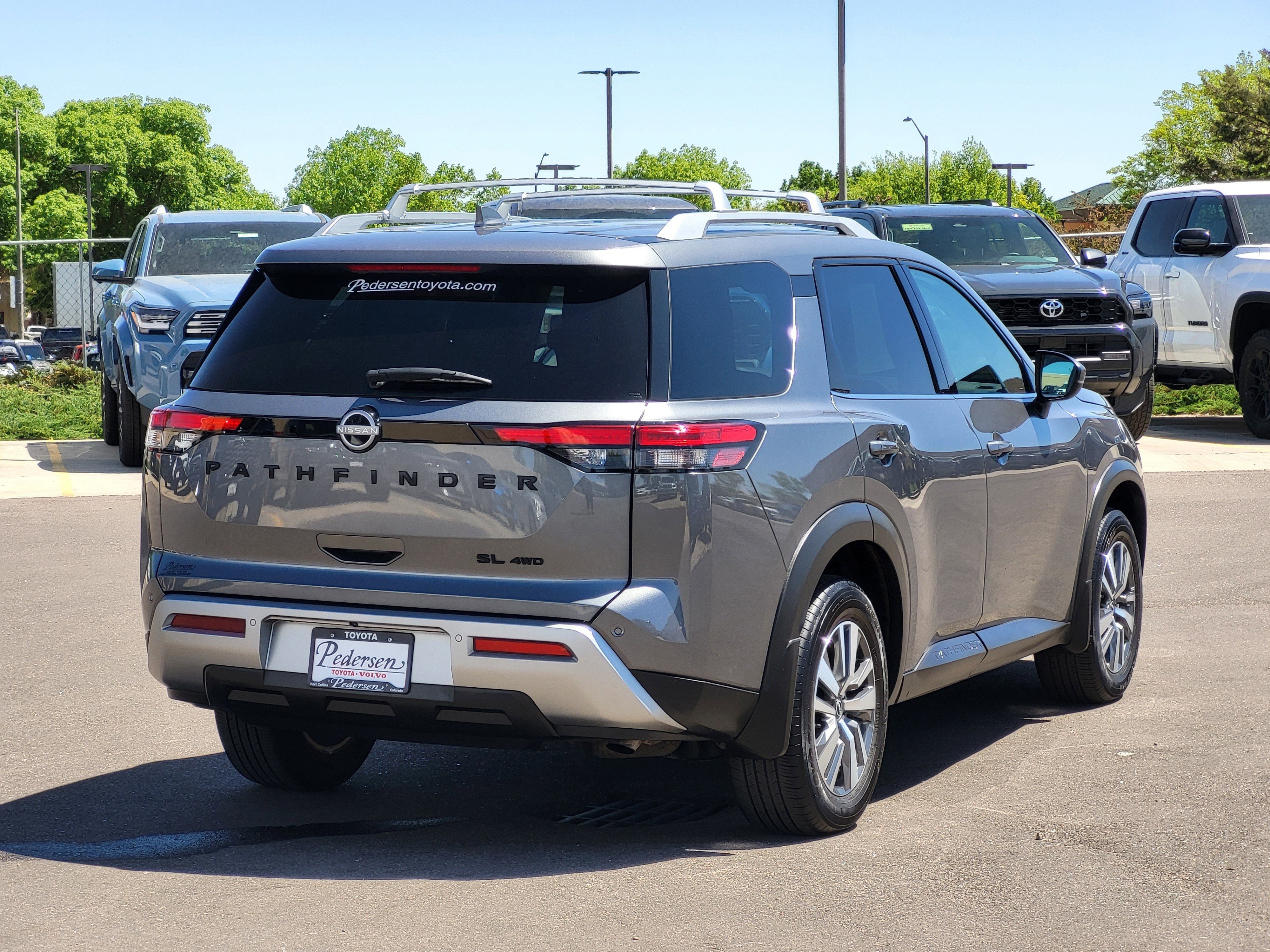 2024 Nissan Pathfinder SL