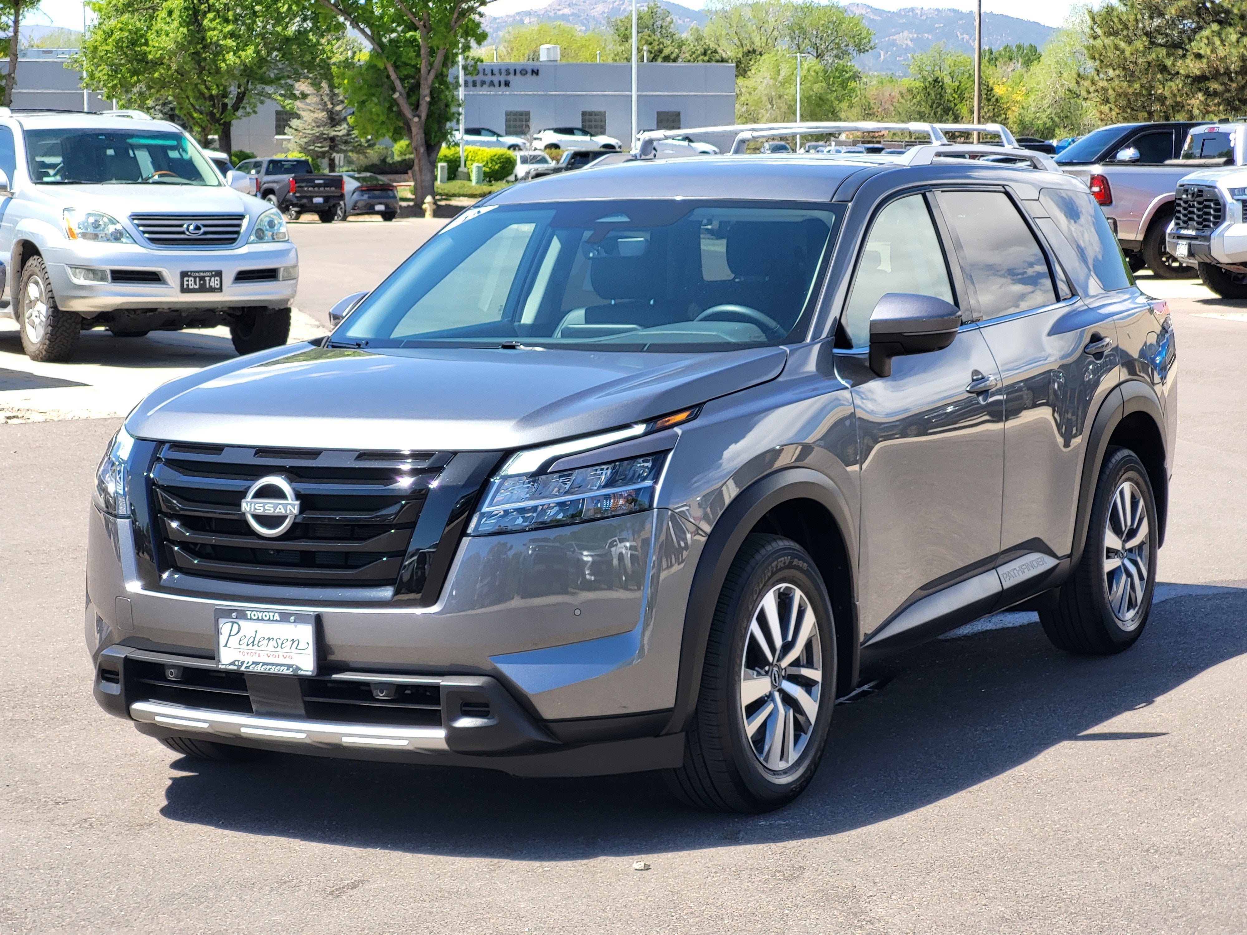 2024 Nissan Pathfinder SL