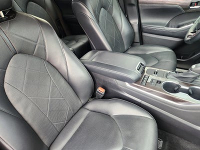 2022 Toyota Highlander Hybrid Platinum
