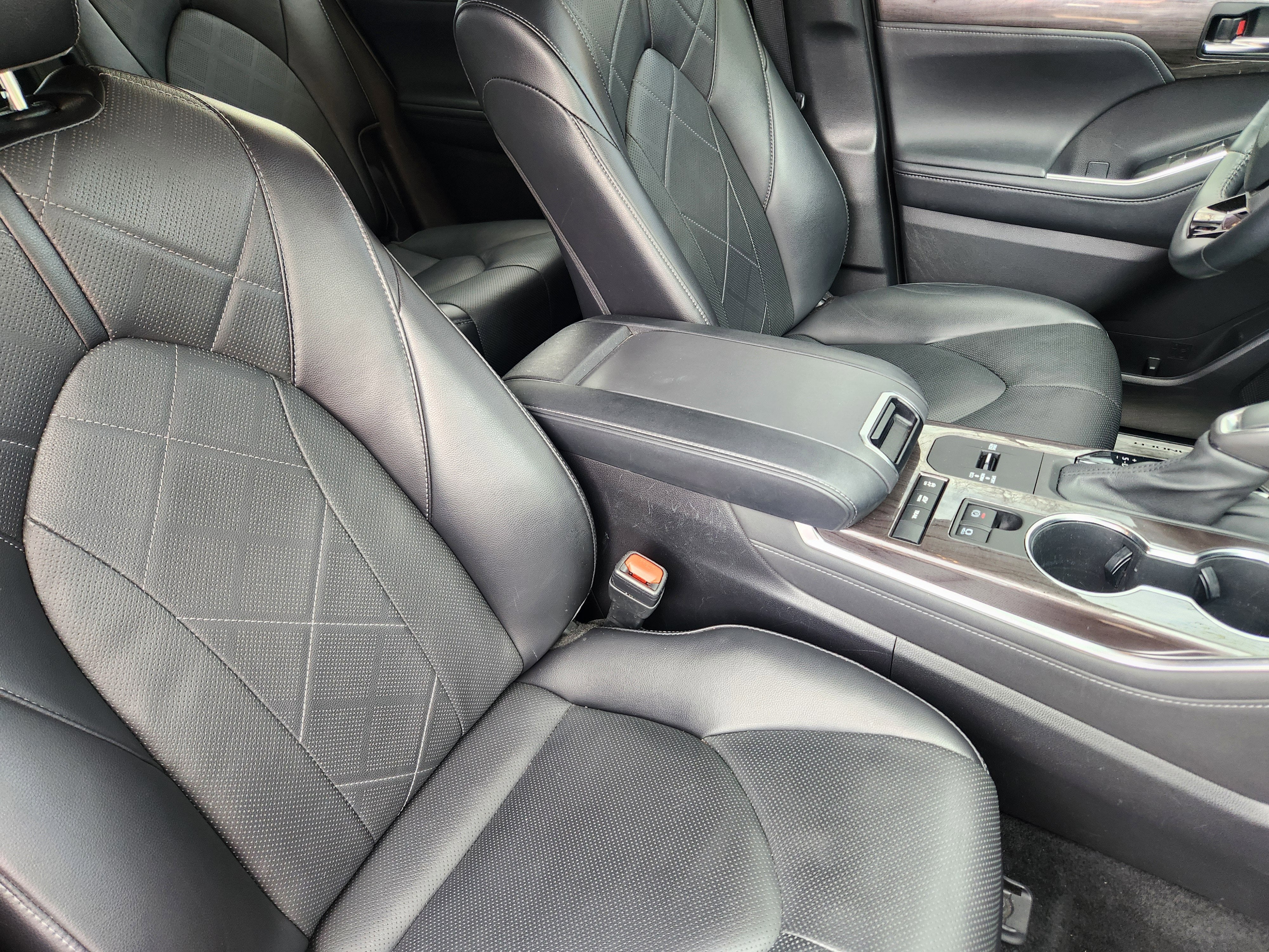 2022 Toyota Highlander Hybrid Platinum