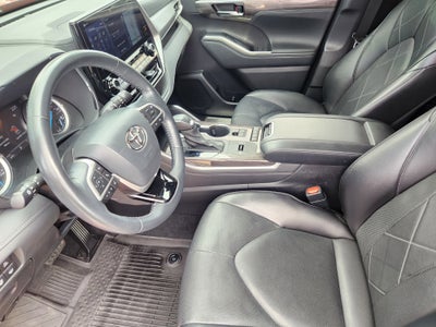 2022 Toyota Highlander Hybrid Platinum