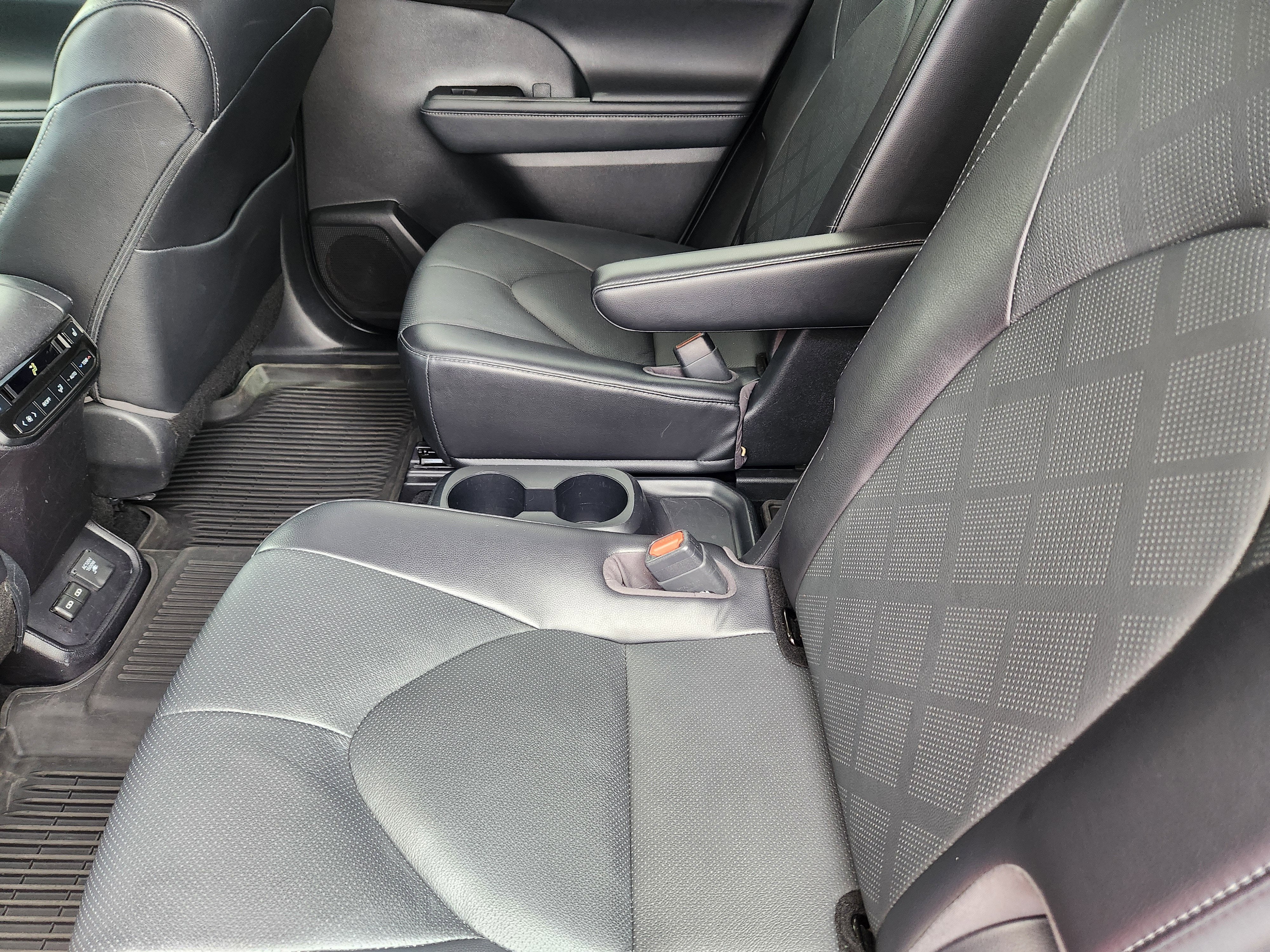 2022 Toyota Highlander Hybrid Platinum