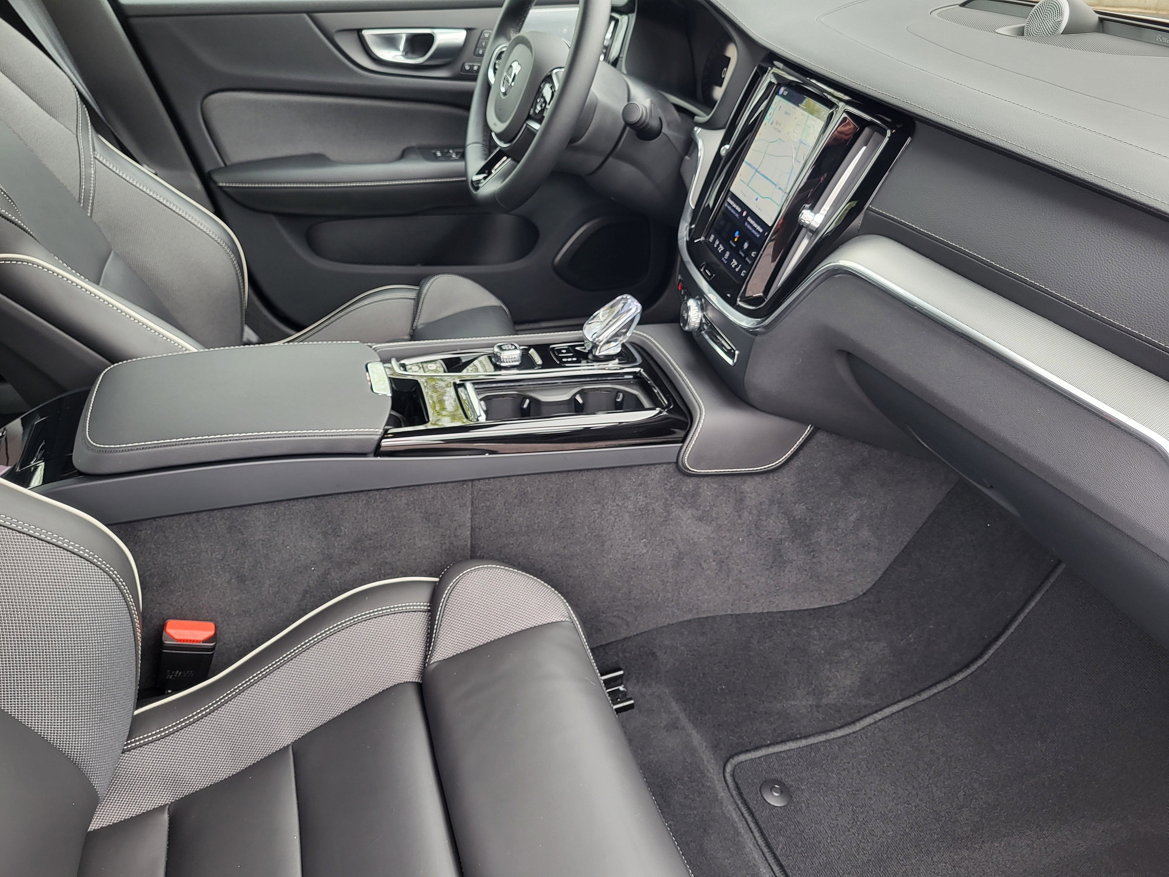 2025 Volvo S60 Plug-In Hybrid T8 Ultra Black Edition