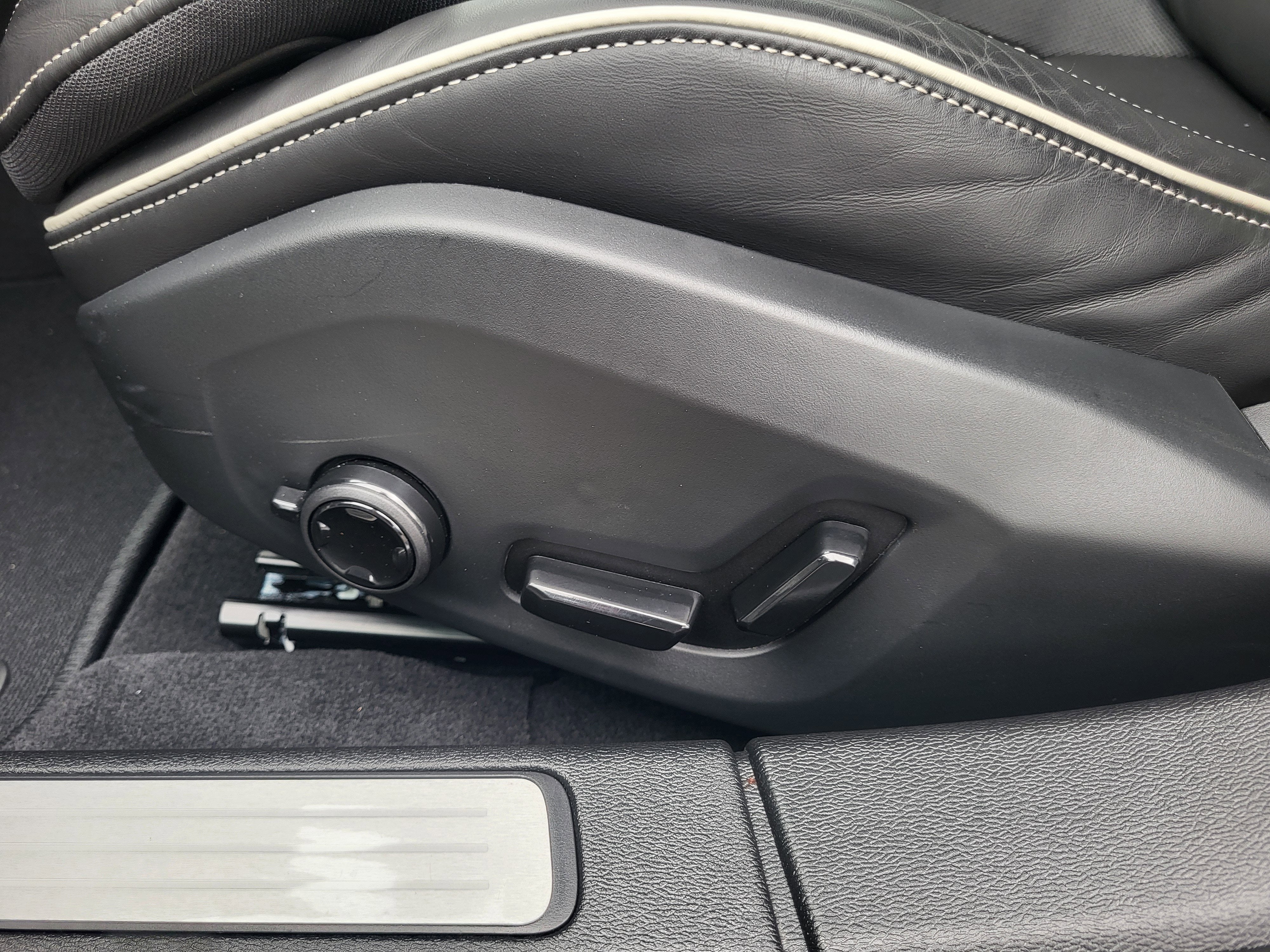 2025 Volvo S60 Plug-In Hybrid T8 Ultra Black Edition