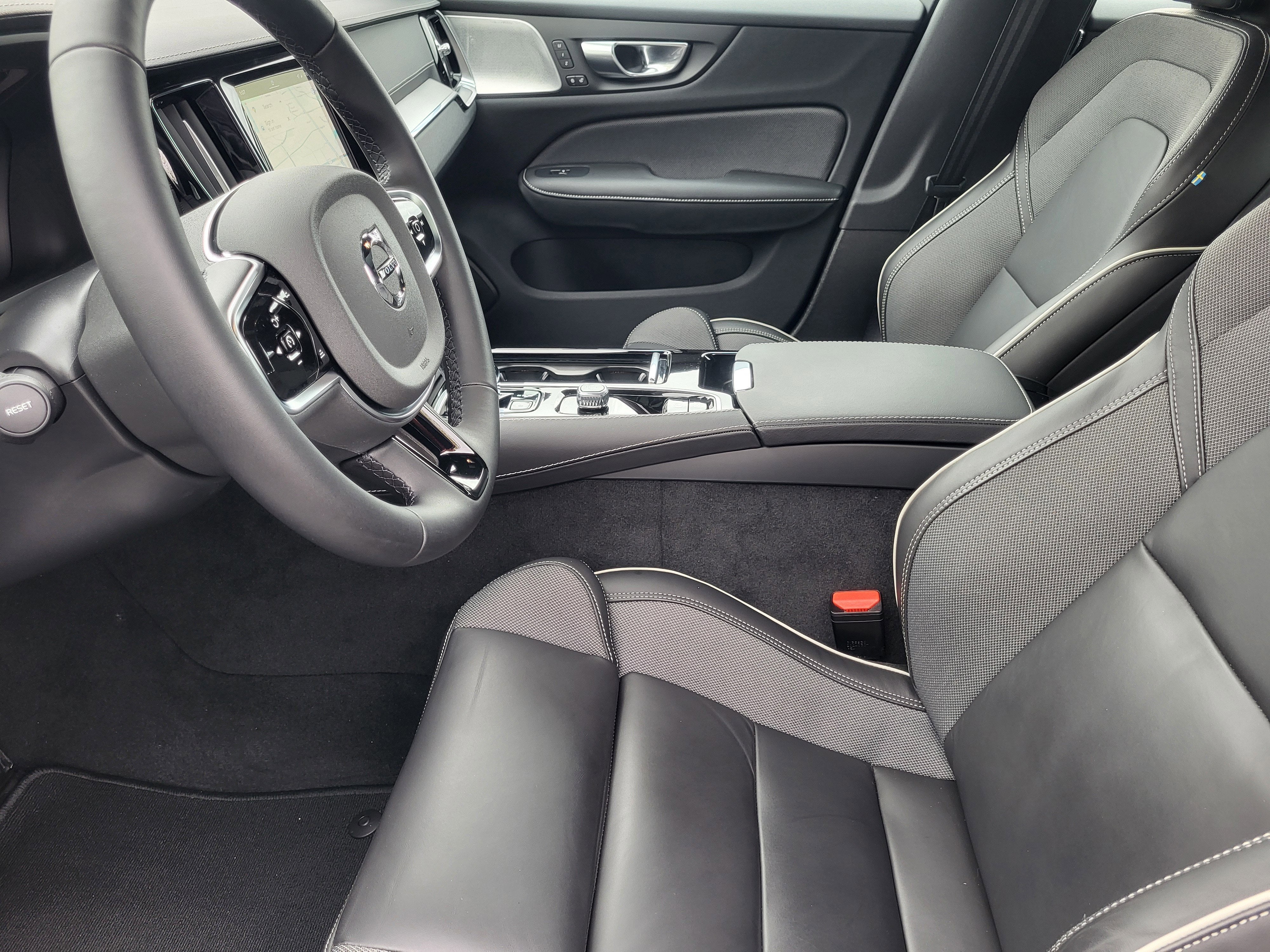 2025 Volvo S60 Plug-In Hybrid T8 Ultra Black Edition