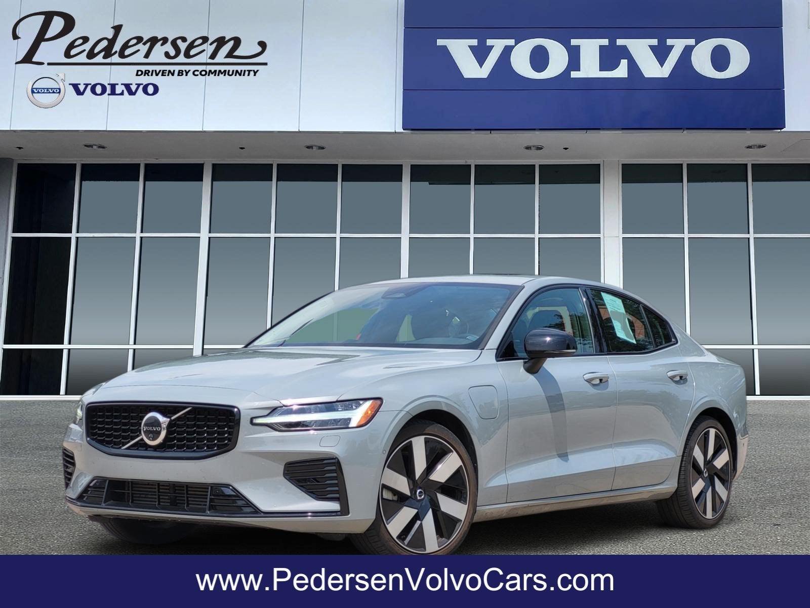 2024 Volvo S60 Recharge Plug-In Hybrid T8 Plus Dark Theme