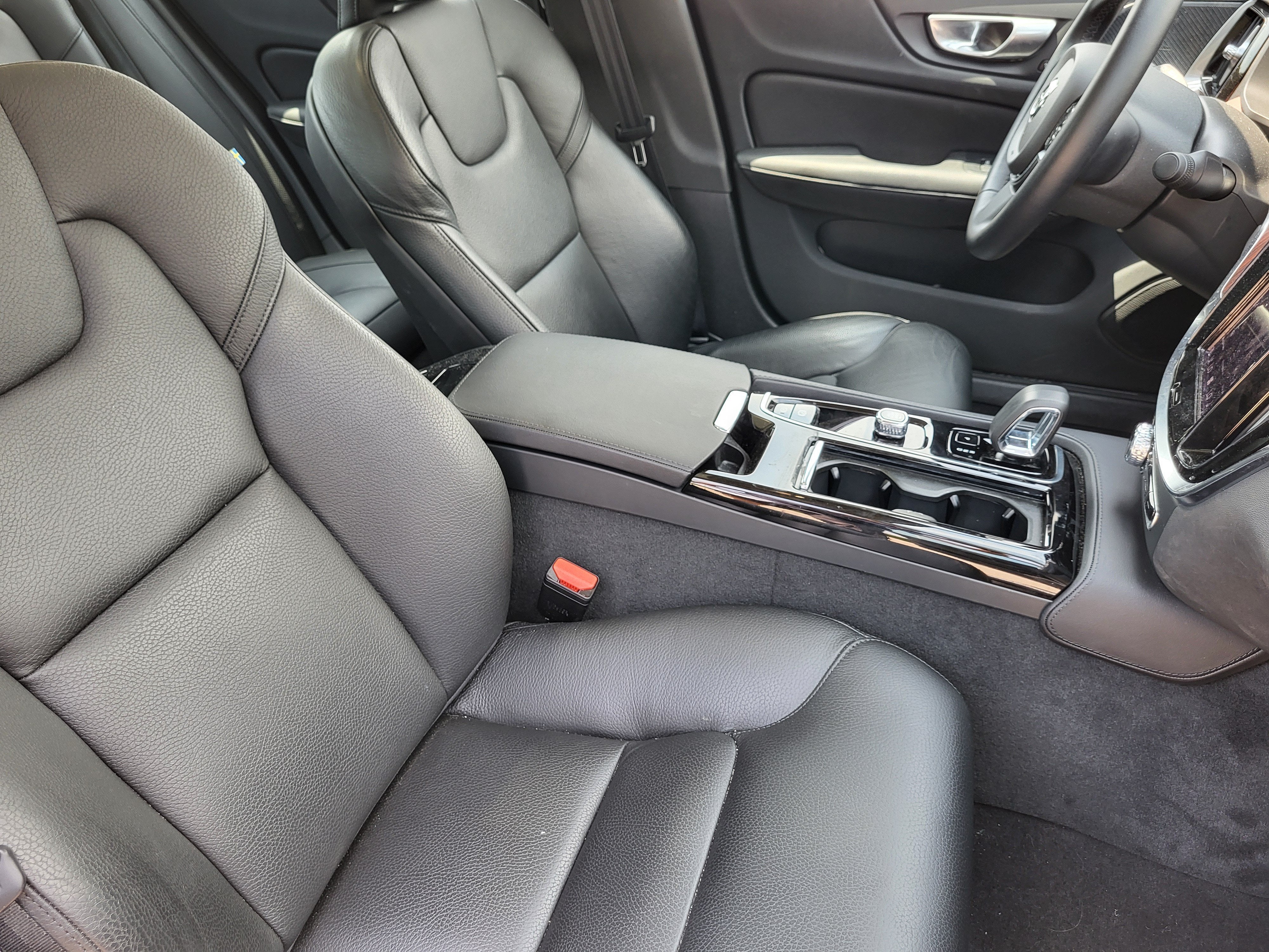 2024 Volvo S60 Recharge Plug-In Hybrid T8 Plus Dark Theme