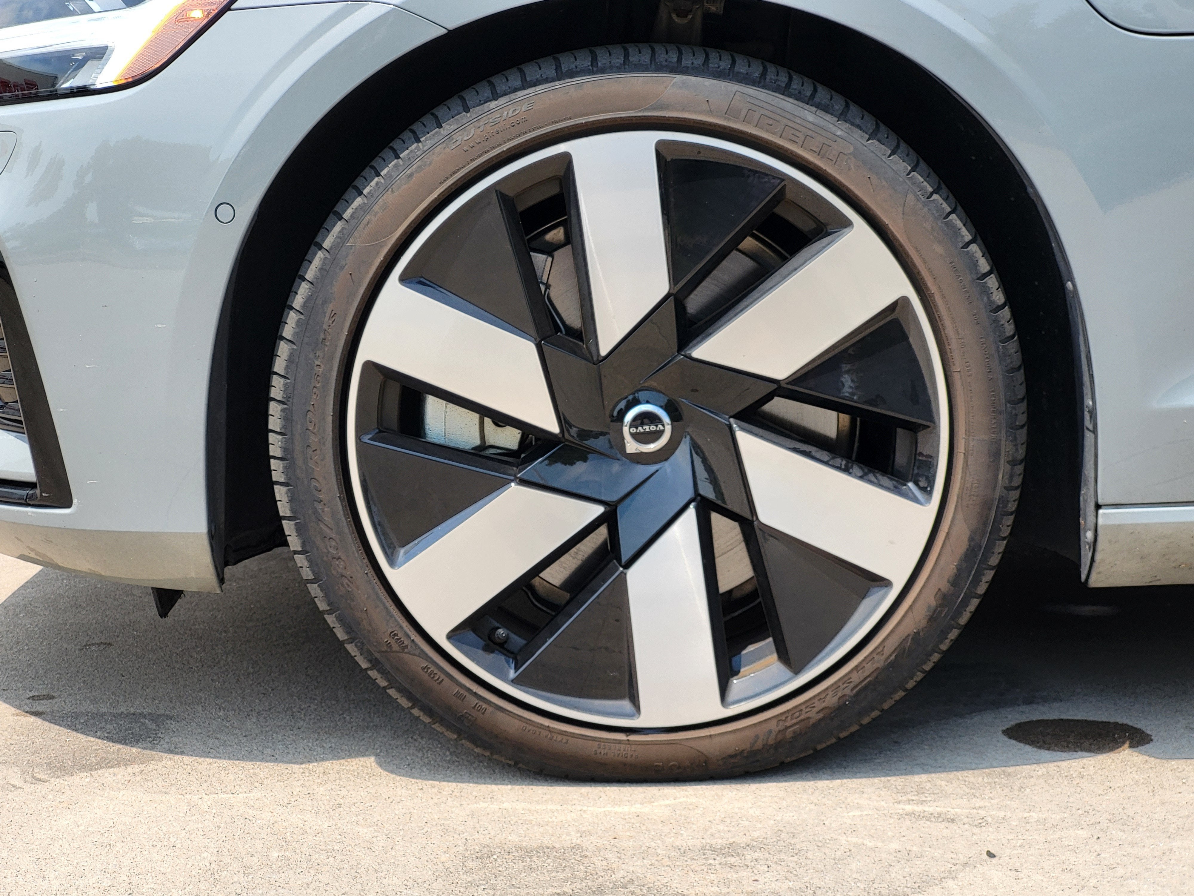 2024 Volvo S60 Recharge Plug-In Hybrid T8 Plus Dark Theme