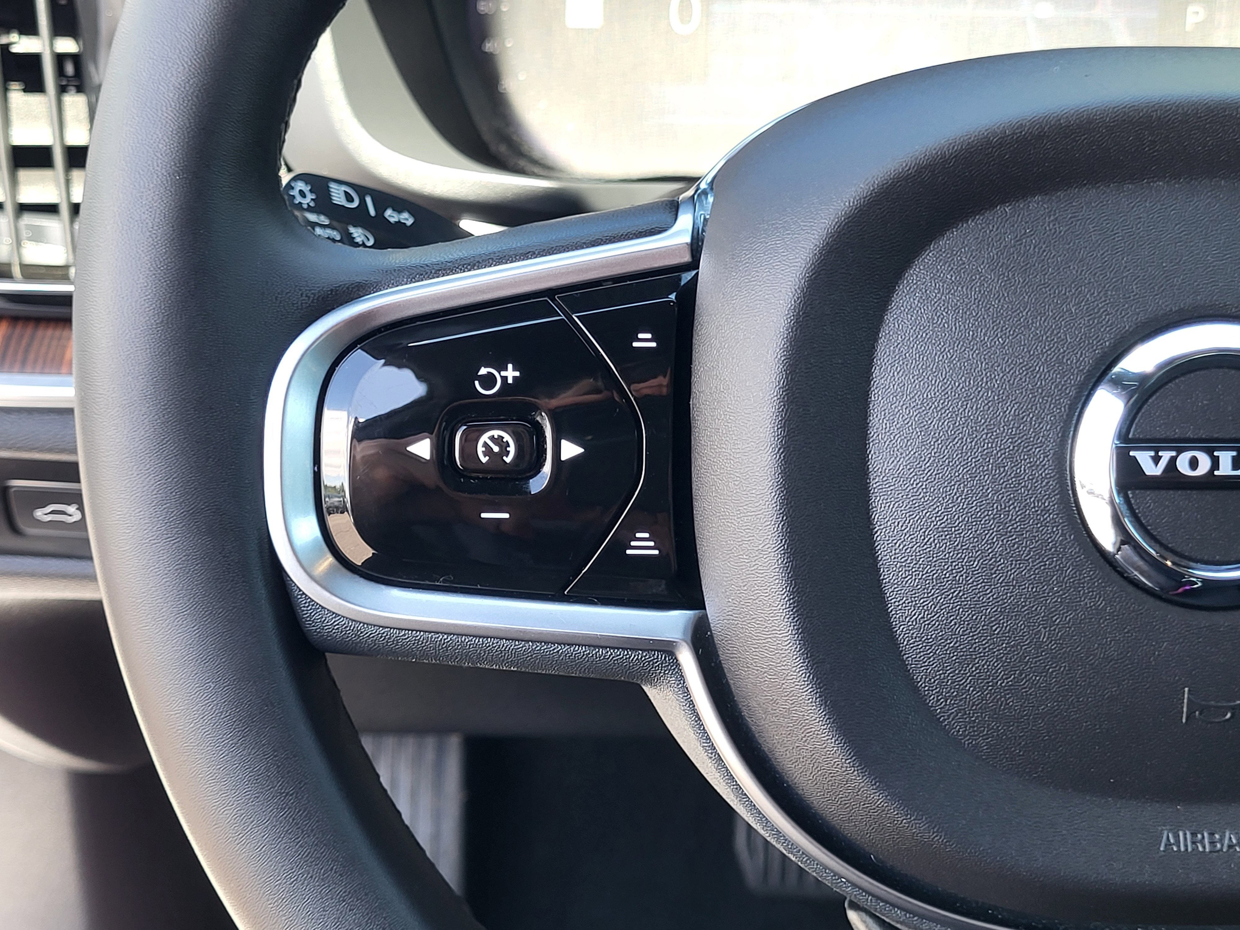 2023 Volvo S60 Recharge Plug-In Hybrid T8 Plus Black Edition