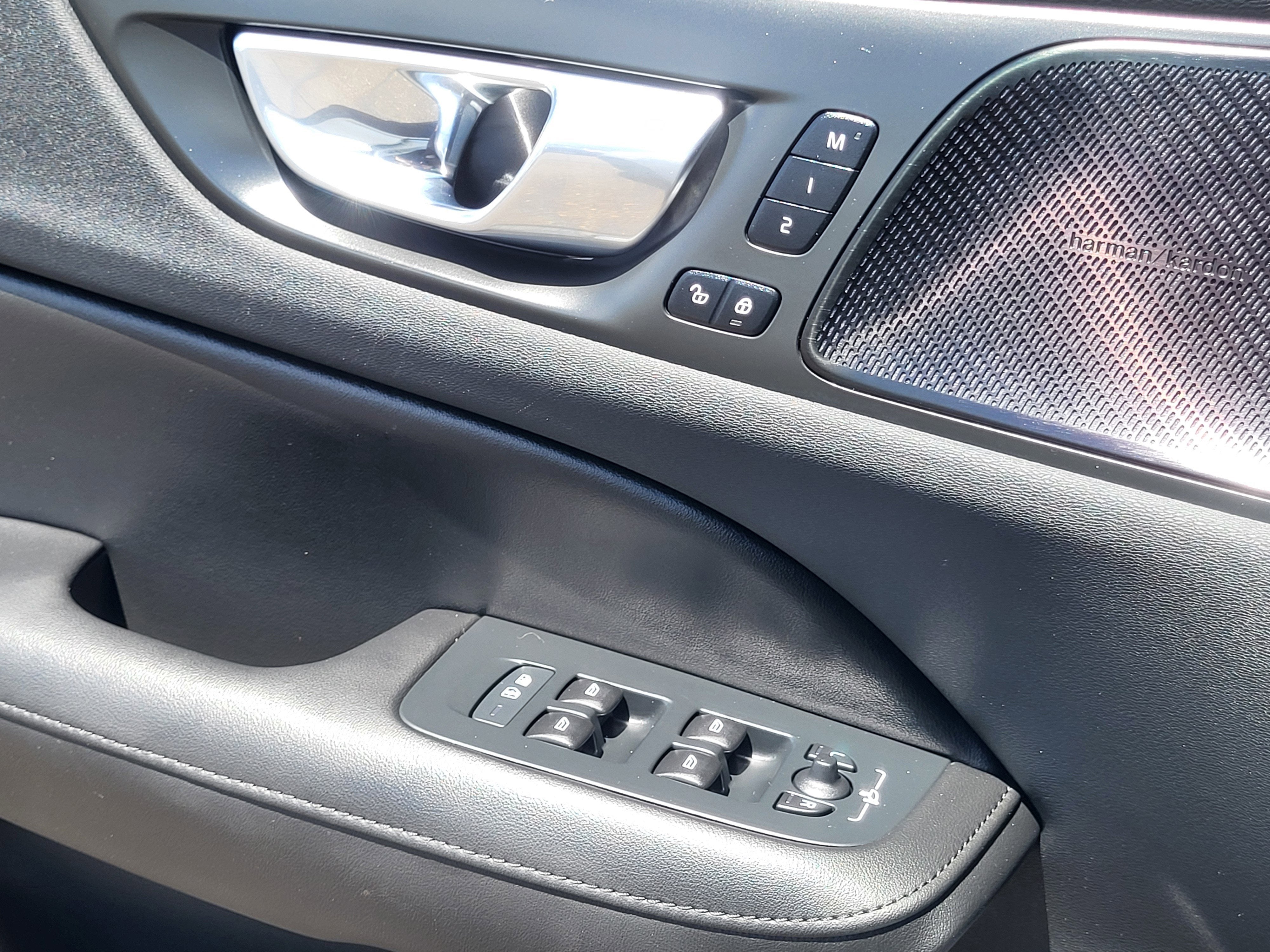 2023 Volvo S60 Recharge Plug-In Hybrid T8 Plus Black Edition