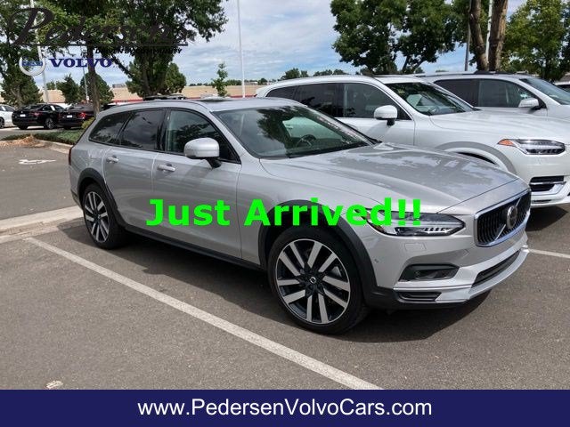 2025 Volvo V90 Cross Country B6