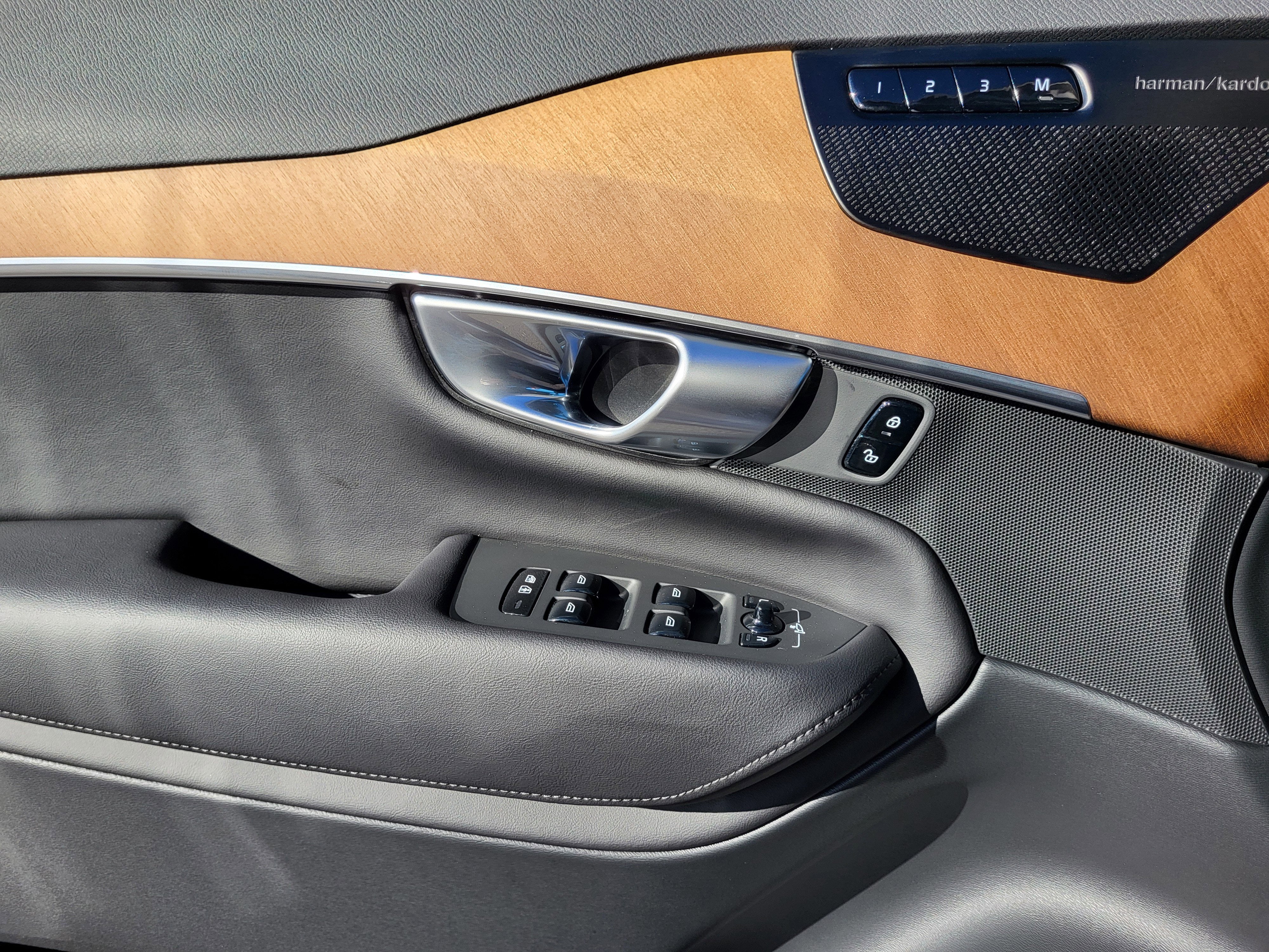 2023 Volvo XC90 Recharge Plug-In Hybrid T8 Plus Bright Theme 7 Passenger