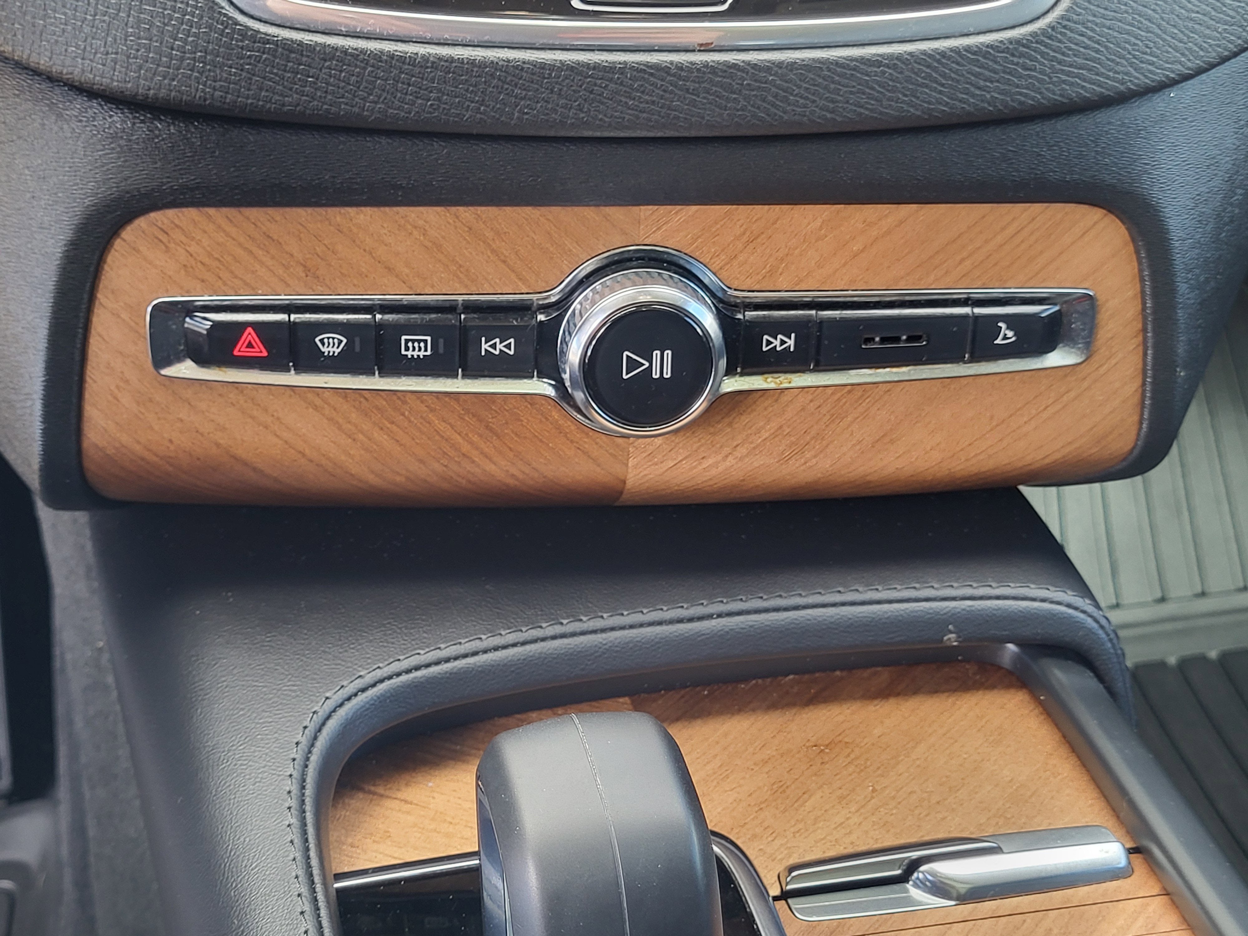 2023 Volvo XC90 Recharge Plug-In Hybrid T8 Plus Dark Theme 7 Passenger