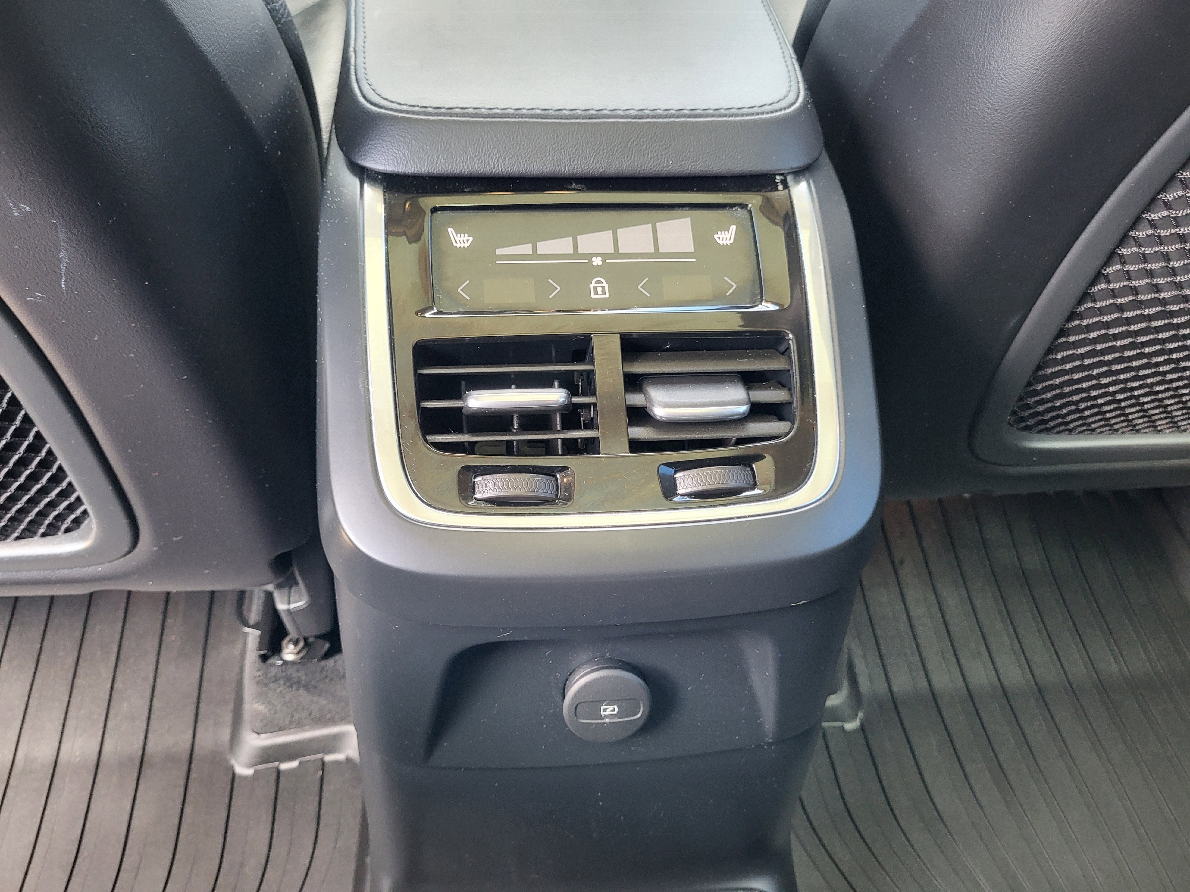 2023 Volvo XC90 Recharge Plug-In Hybrid T8 Plus Dark Theme 7 Passenger