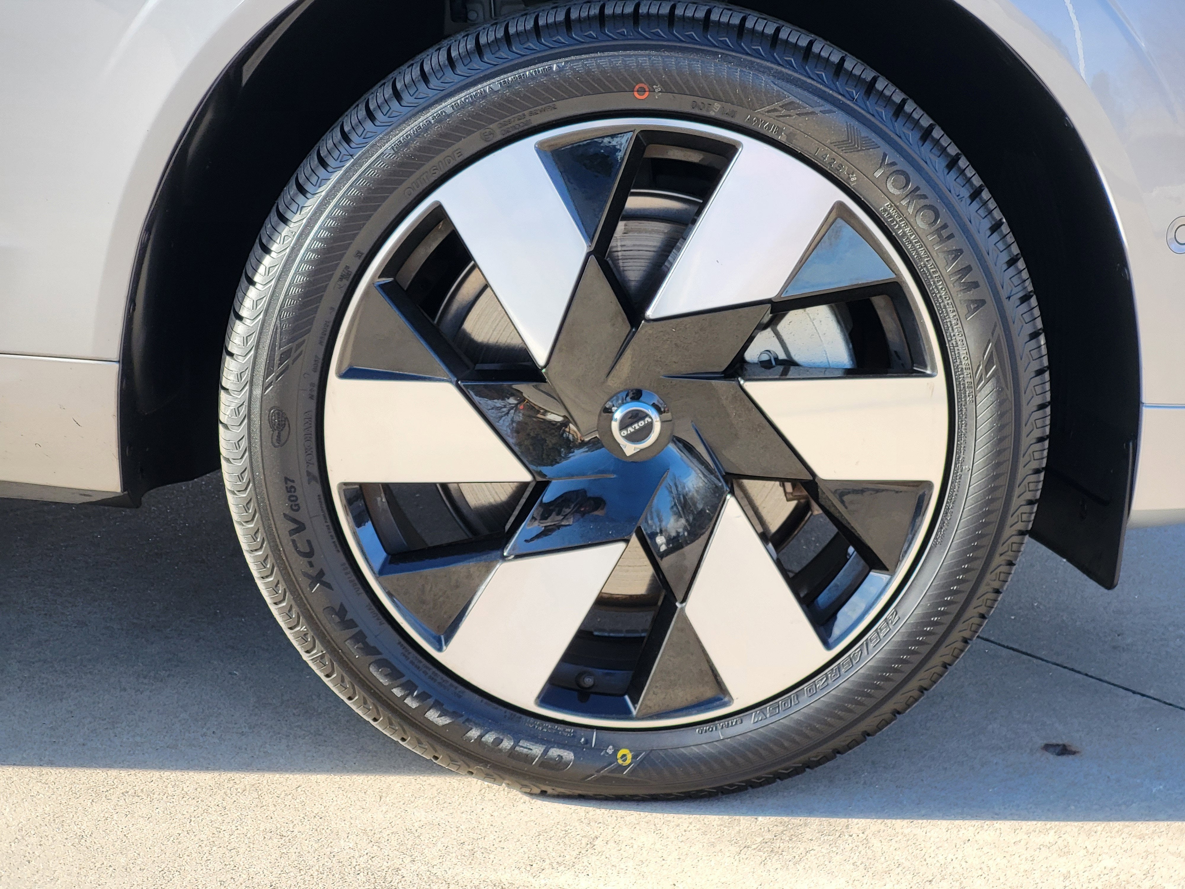 2024 Volvo XC60 Recharge Plug-In Hybrid T8 Plus Dark Theme