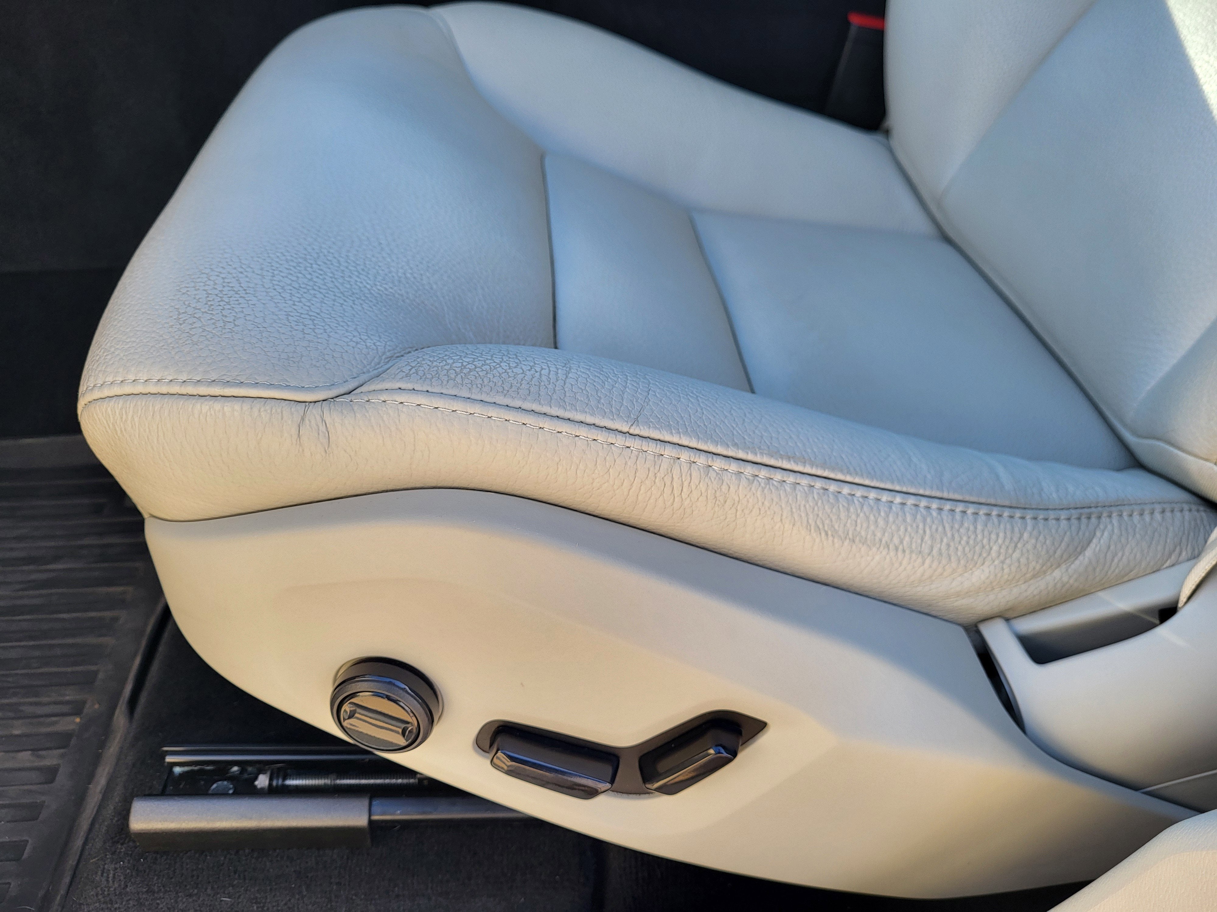 2024 Volvo XC60 Recharge Plug-In Hybrid T8 Plus Dark Theme