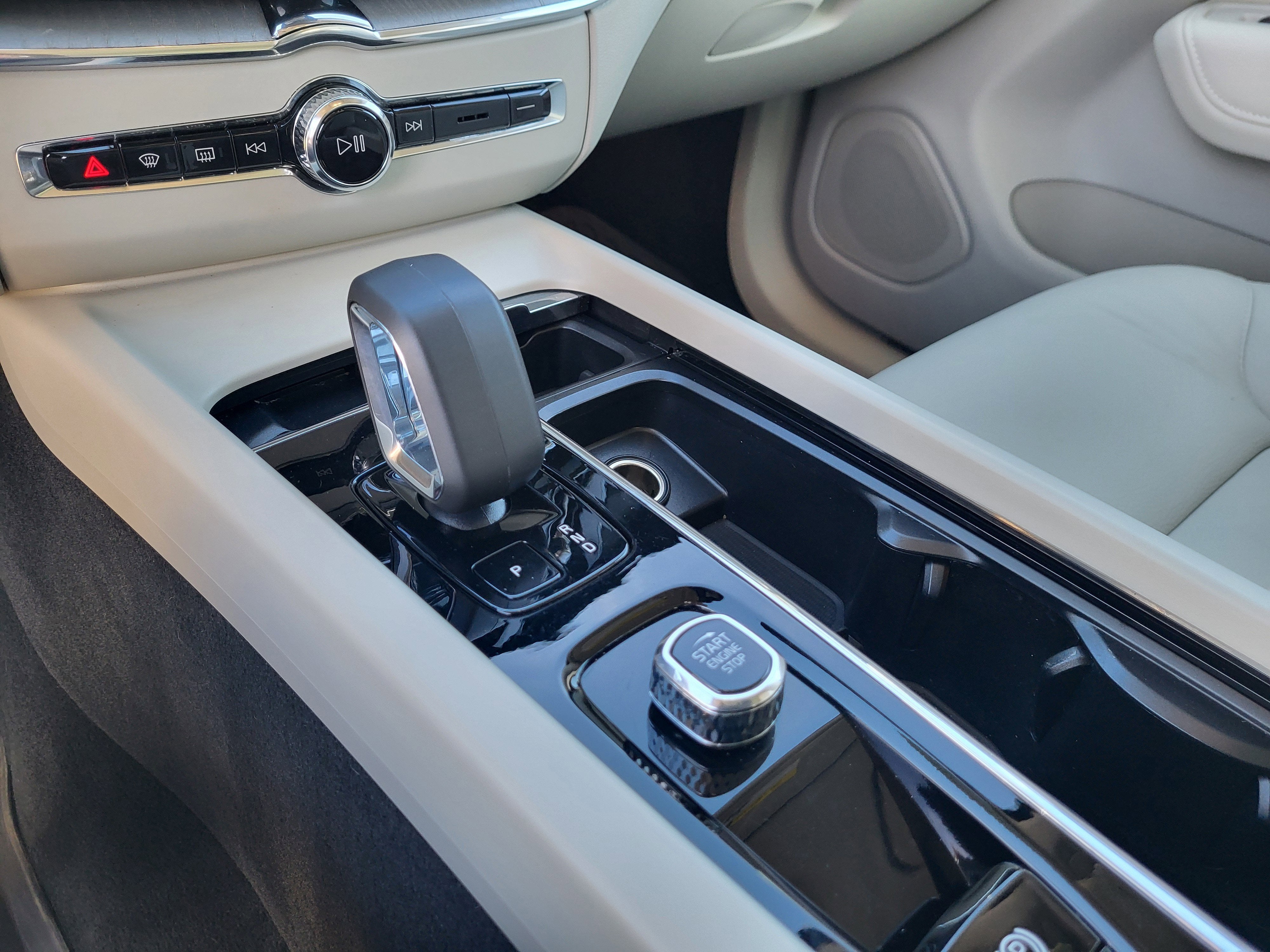 2024 Volvo XC60 Recharge Plug-In Hybrid T8 Plus Dark Theme