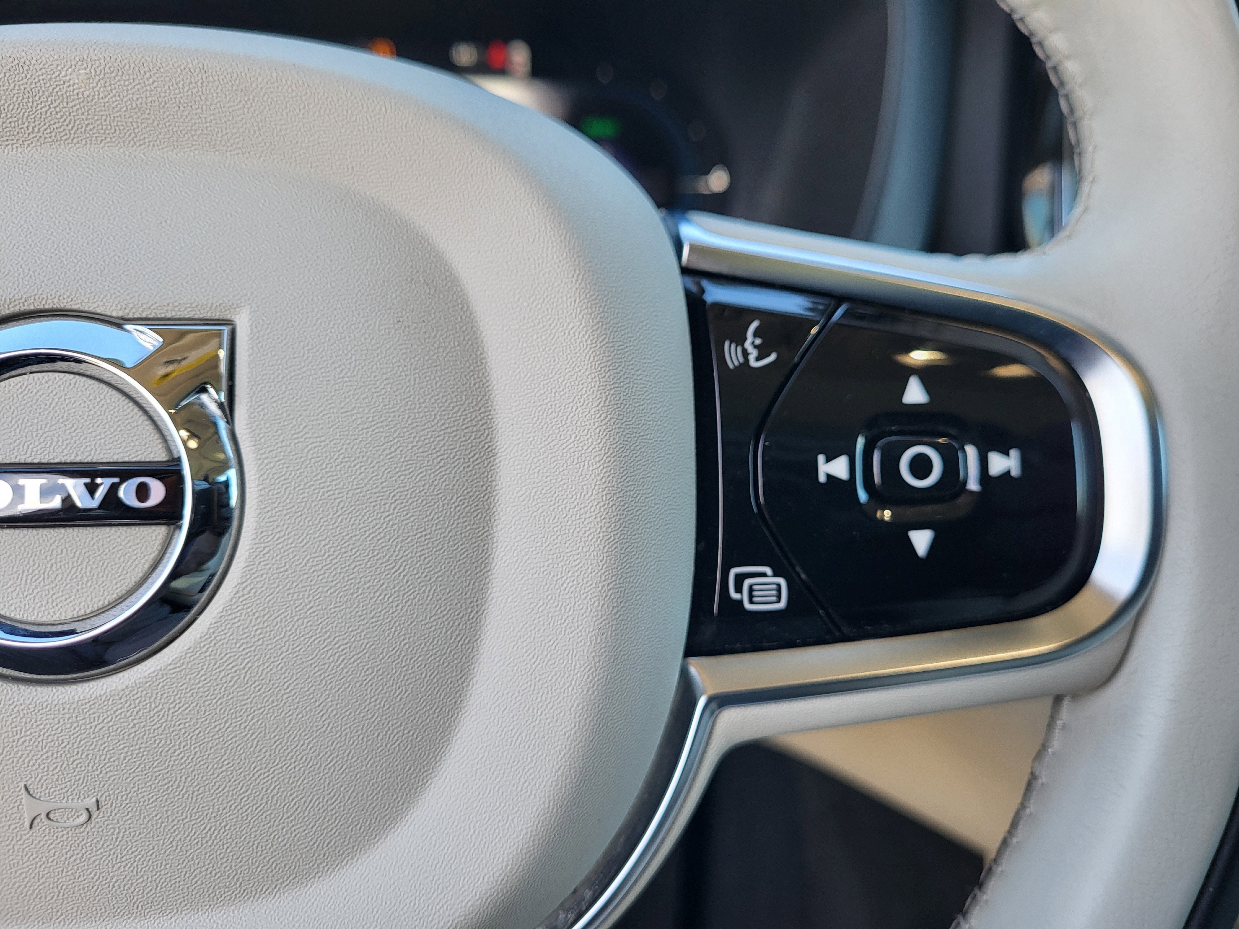 2024 Volvo XC60 Recharge Plug-In Hybrid T8 Plus Dark Theme