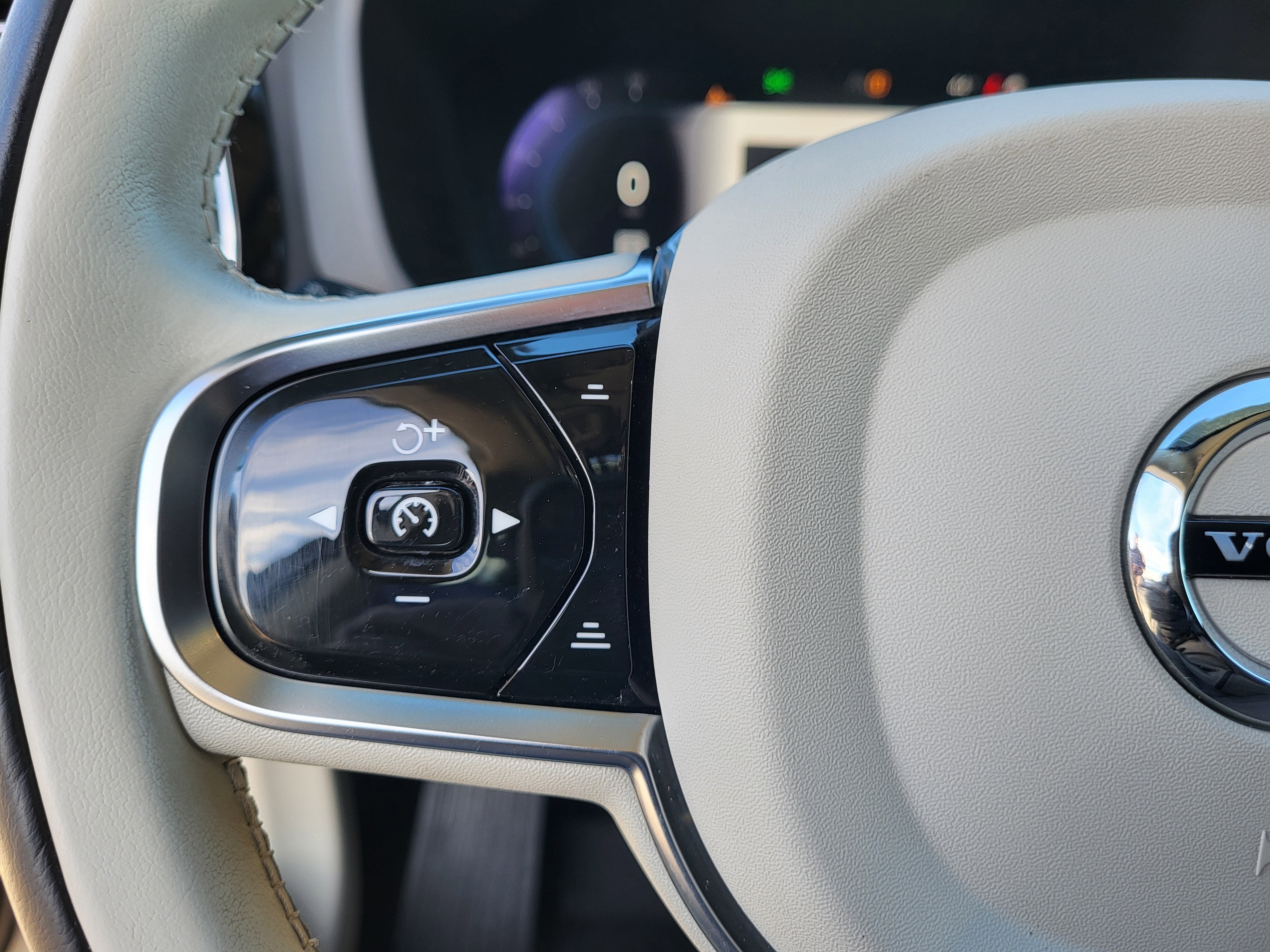 2024 Volvo XC60 Recharge Plug-In Hybrid T8 Plus Dark Theme