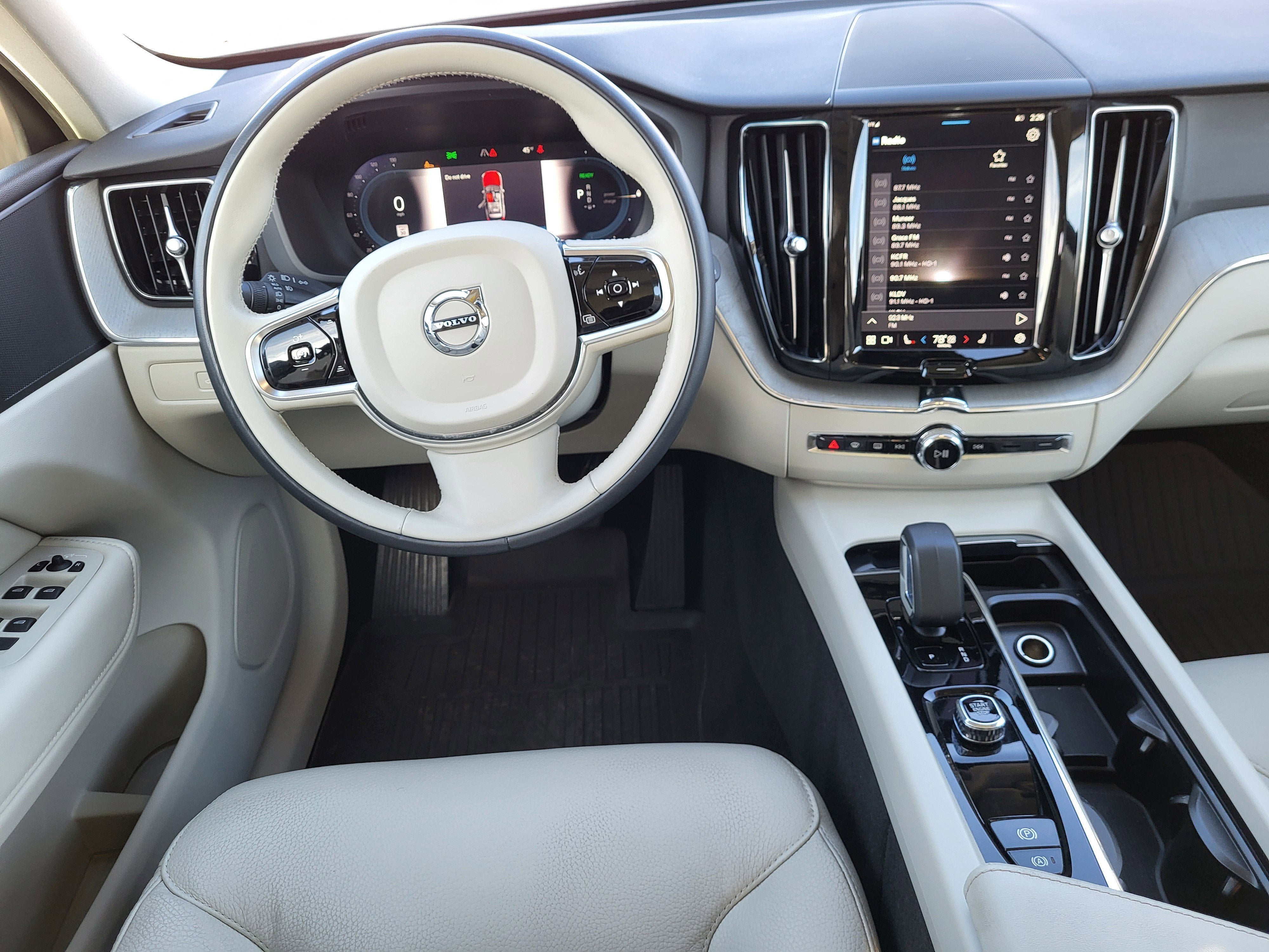 2024 Volvo XC60 Recharge Plug-In Hybrid T8 Plus Dark Theme