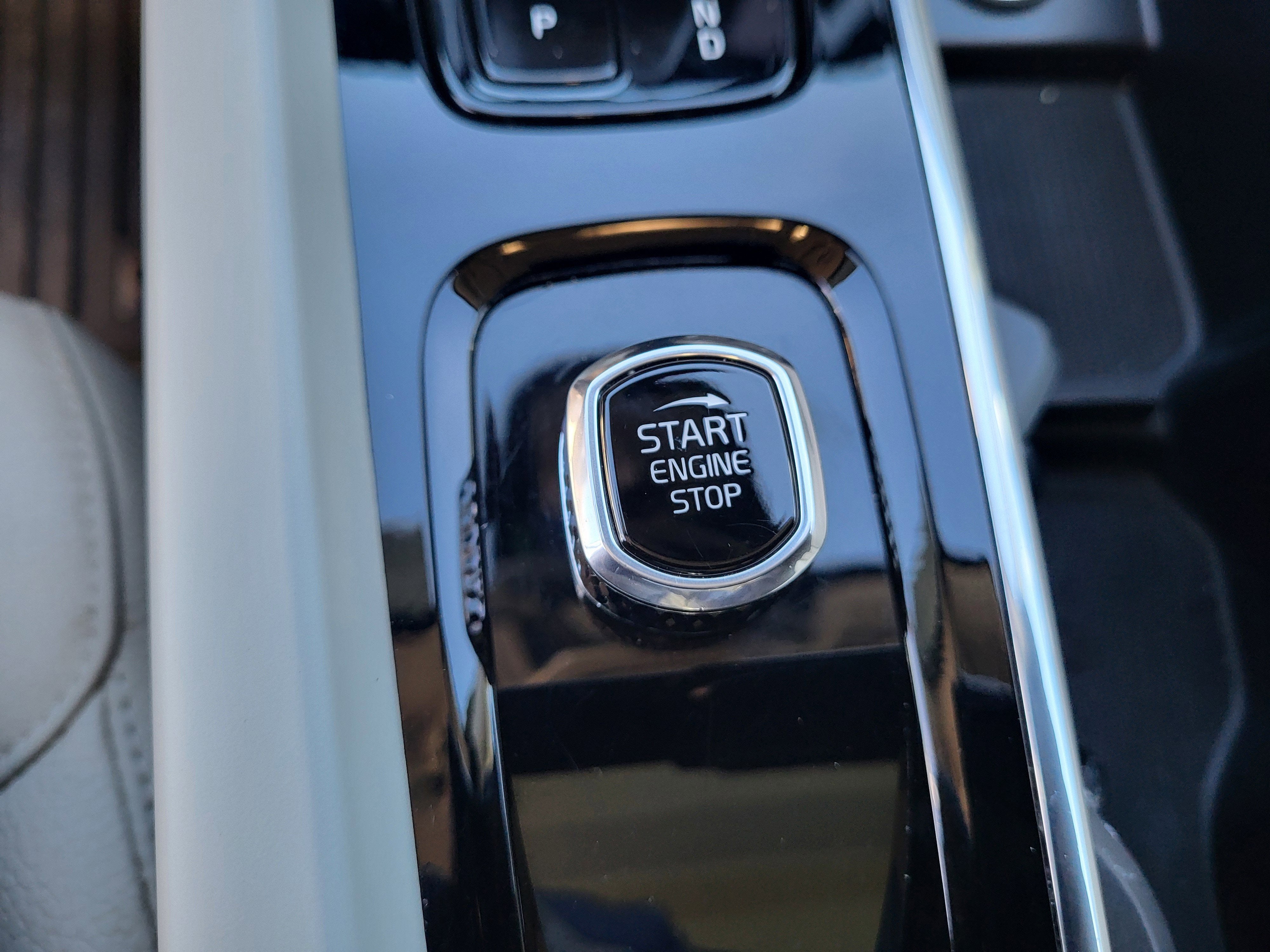 2024 Volvo XC60 Recharge Plug-In Hybrid T8 Plus Dark Theme