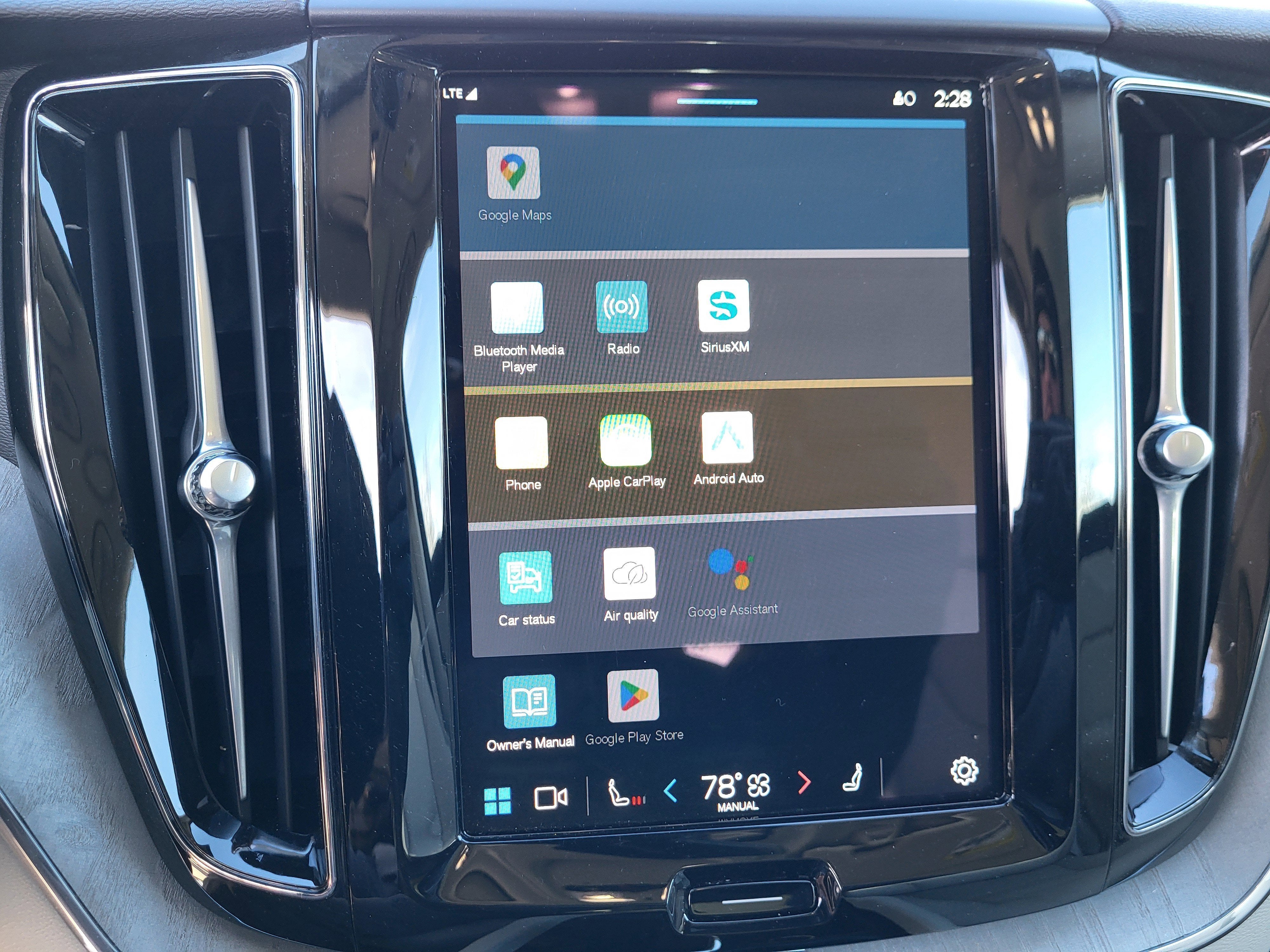 2024 Volvo XC60 Recharge Plug-In Hybrid T8 Plus Dark Theme