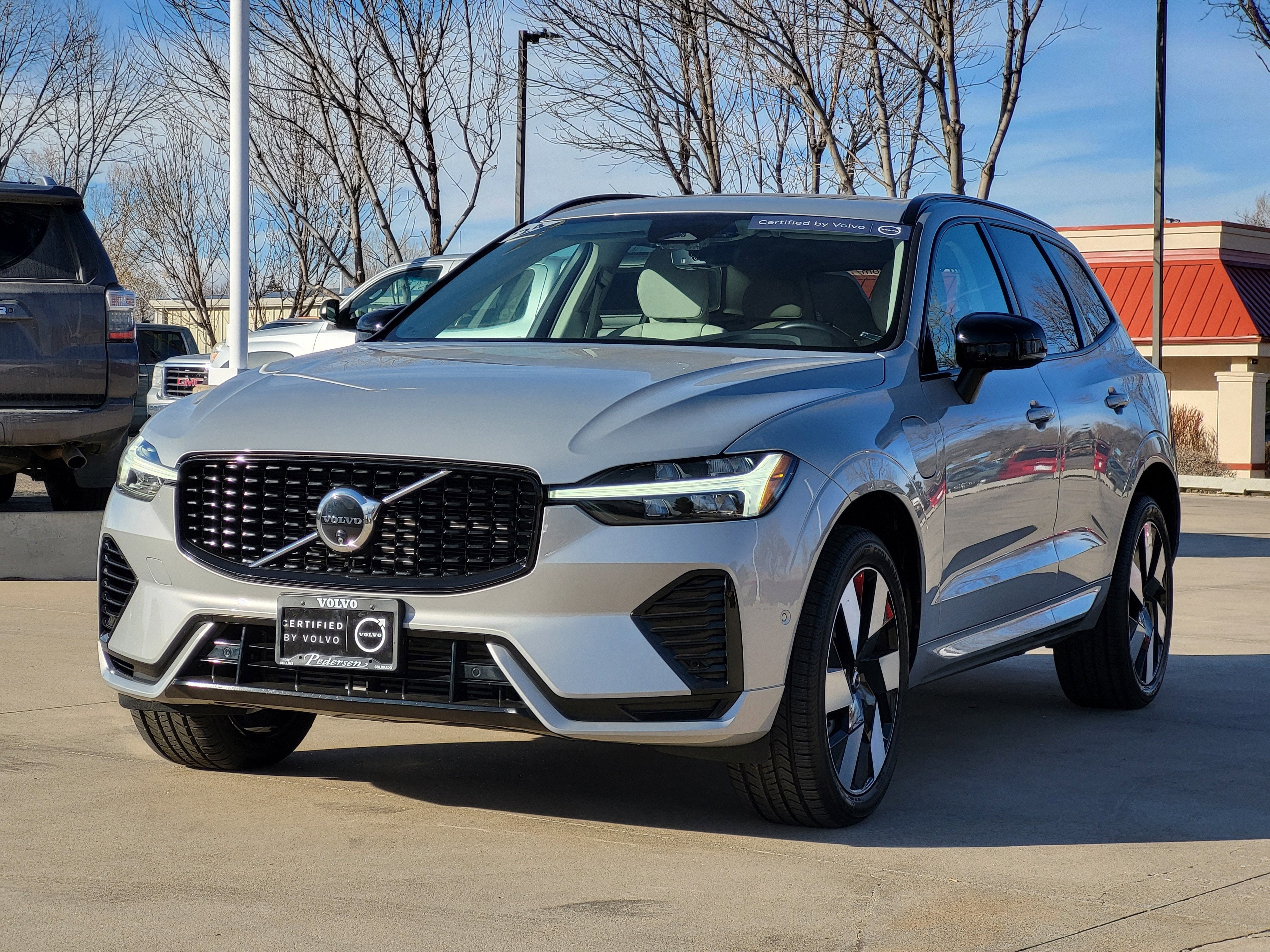 2024 Volvo XC60 Recharge Plug-In Hybrid T8 Plus Dark Theme