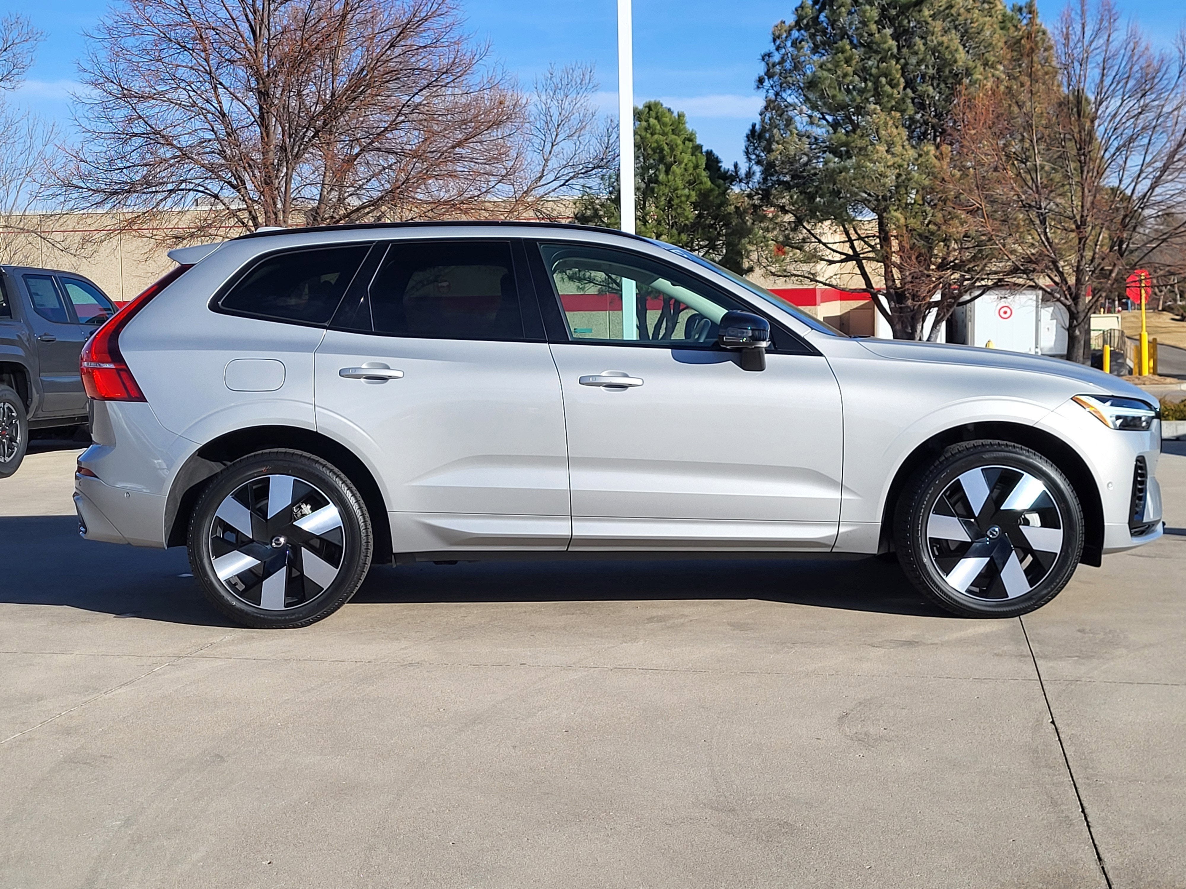2024 Volvo XC60 Recharge Plug-In Hybrid T8 Plus Dark Theme