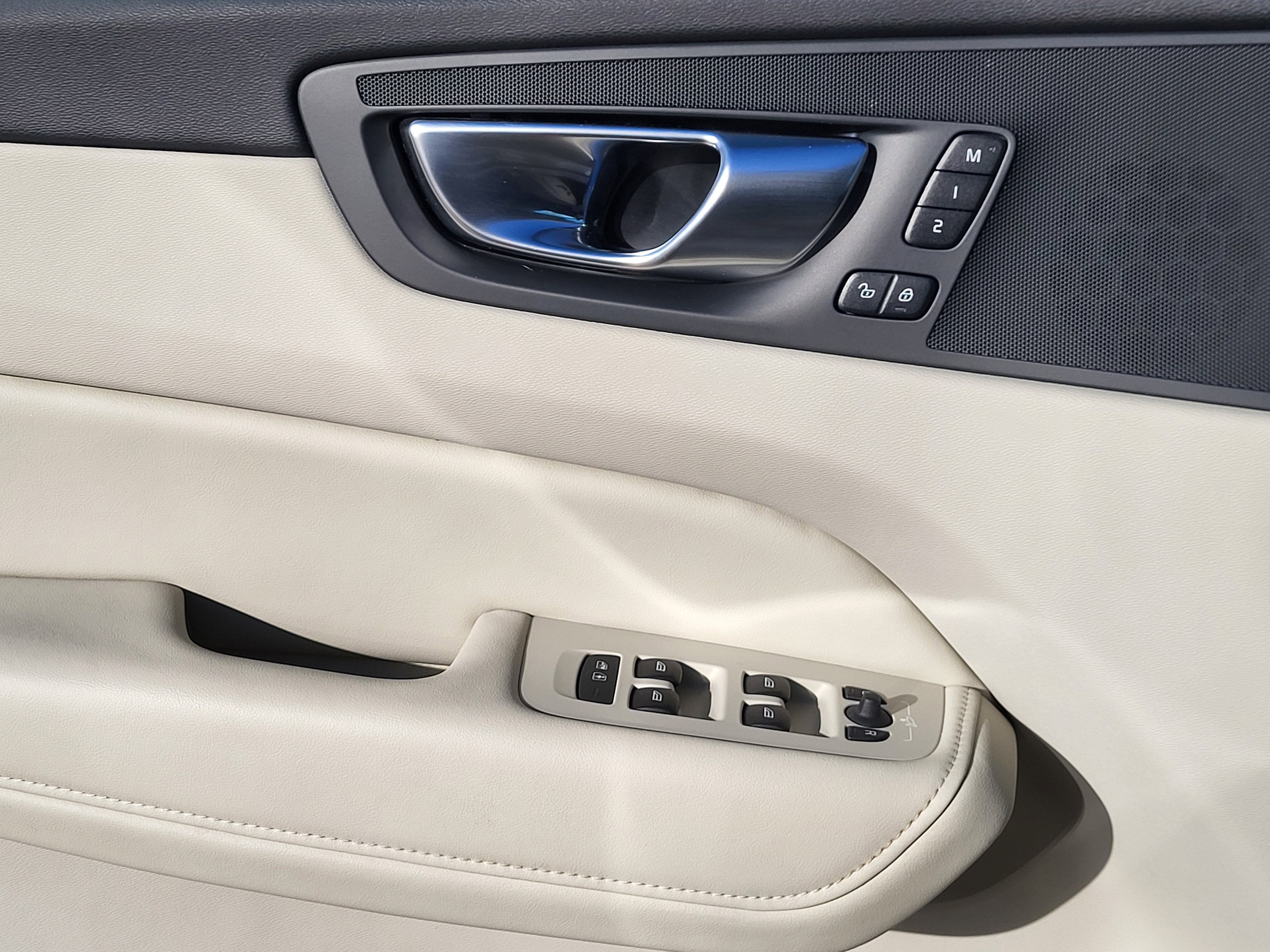 2024 Volvo XC60 Recharge Plug-In Hybrid T8 Plus Dark Theme