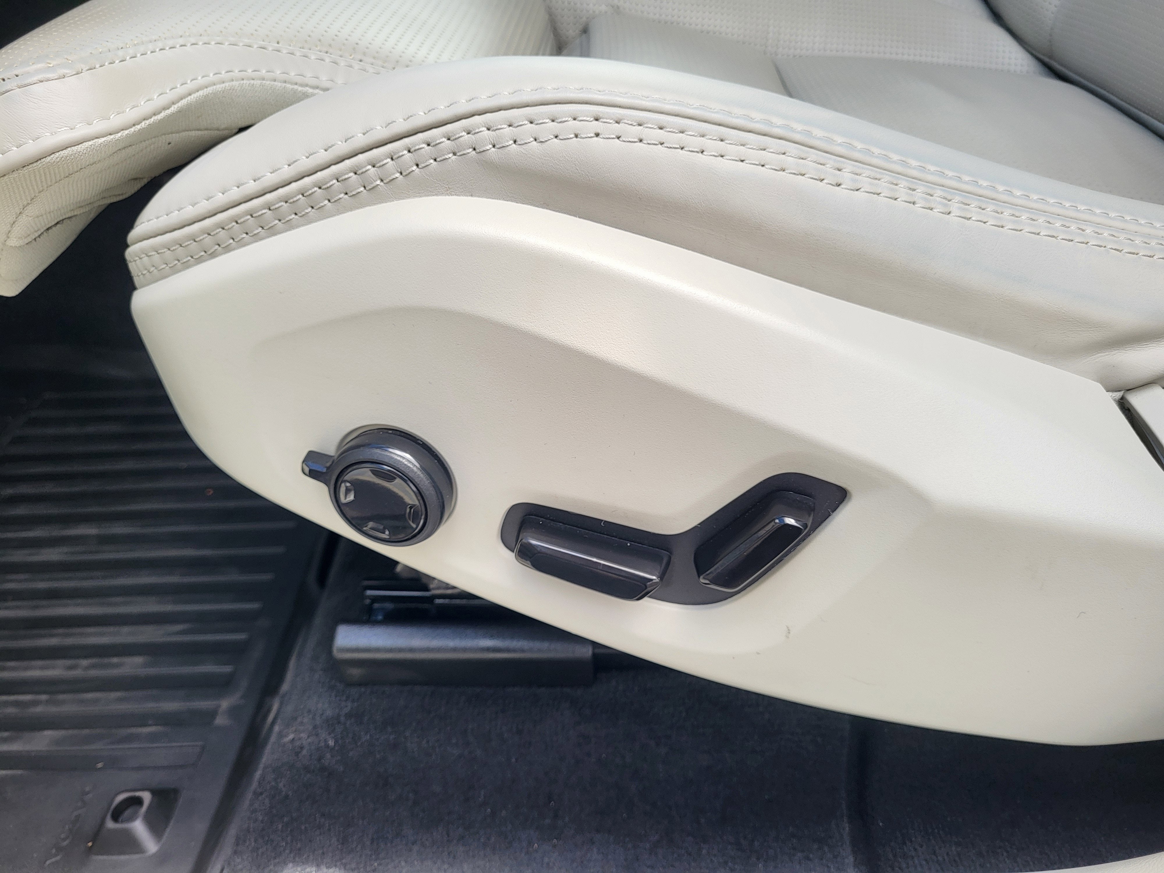 2024 Volvo XC60 Recharge Plug-In Hybrid Ultimate
