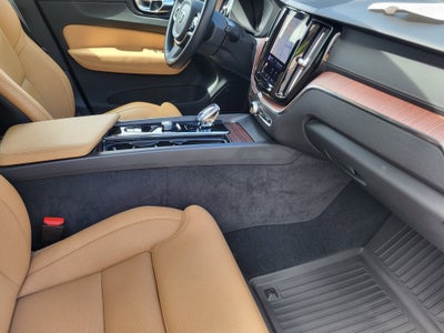2023 Volvo XC60 B5 Ultimate Bright Theme