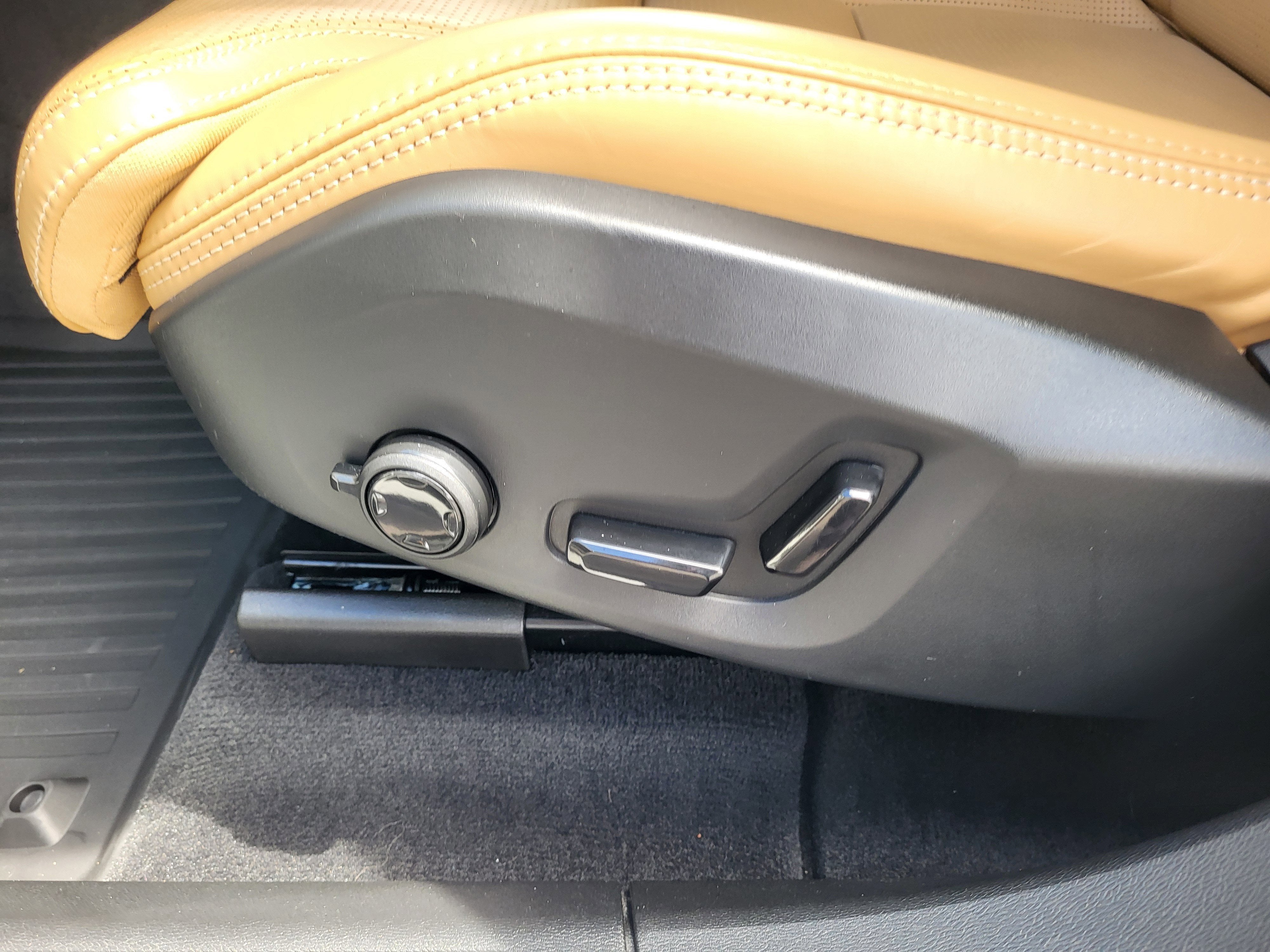 2023 Volvo XC60 B5 Ultimate Bright Theme