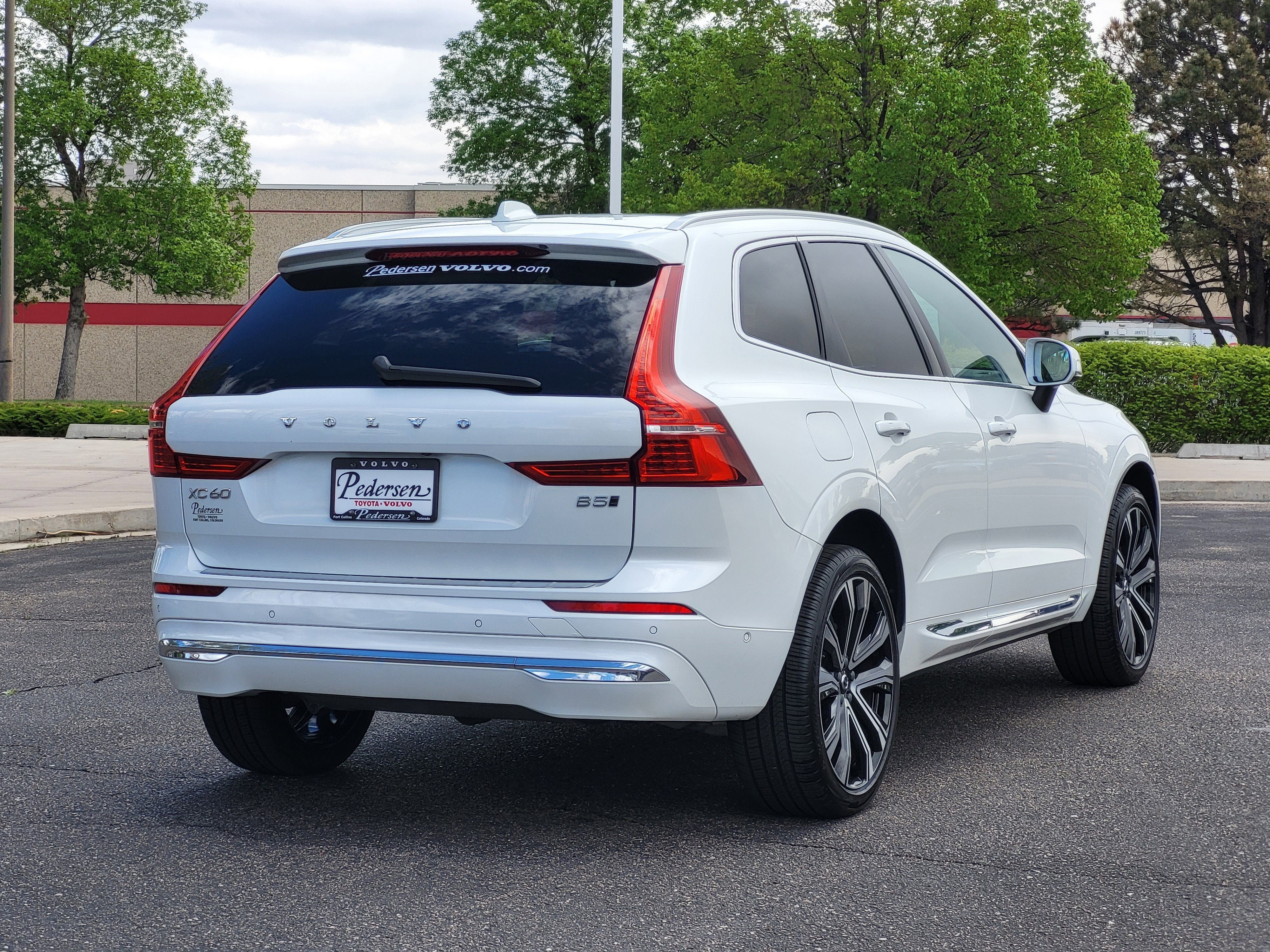 2023 Volvo XC60 B5 Ultimate Bright Theme