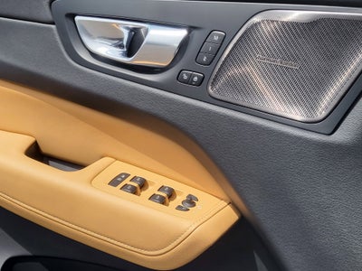 2023 Volvo XC60 B5 Ultimate Bright Theme