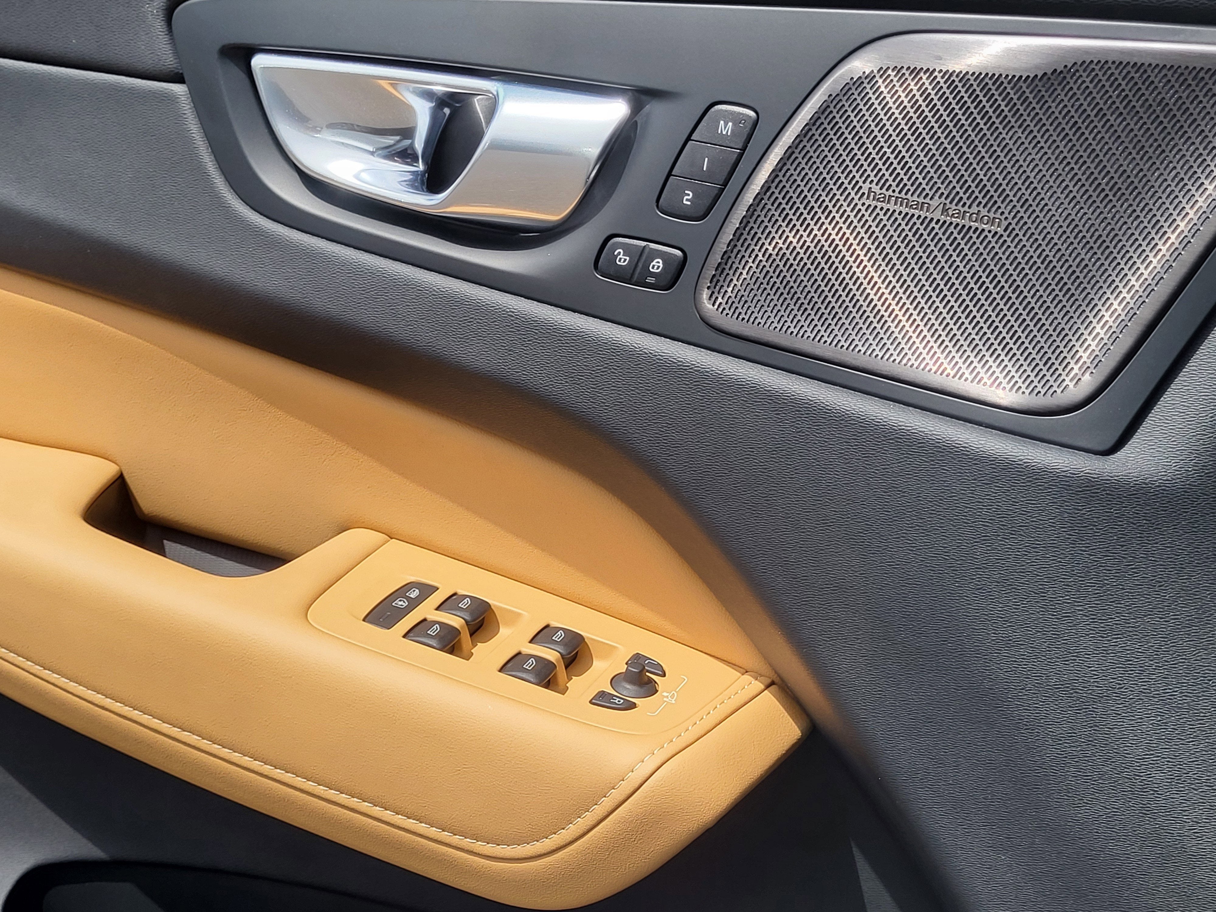 2023 Volvo XC60 B5 Ultimate Bright Theme