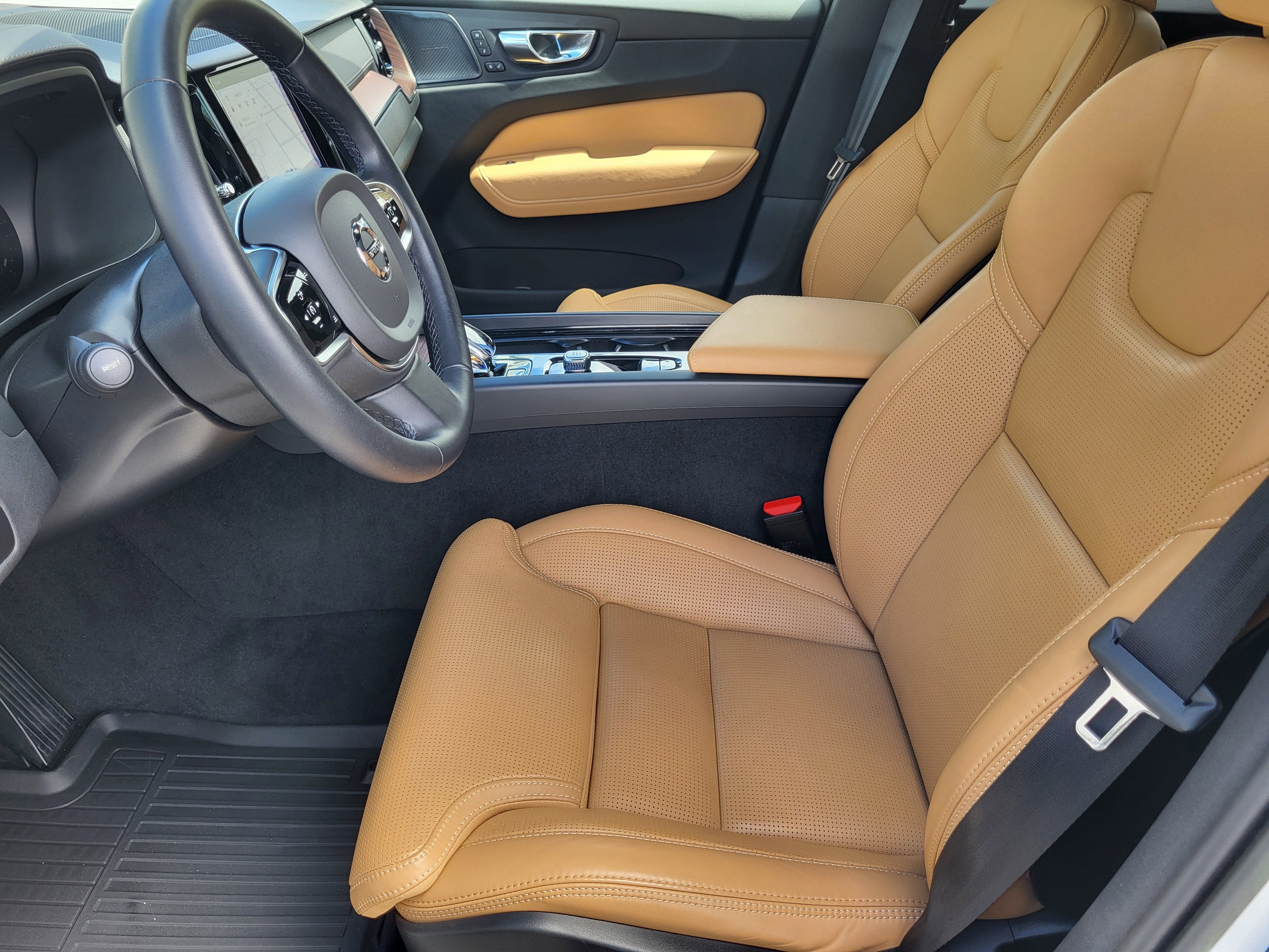 2023 Volvo XC60 B5 Ultimate Bright Theme