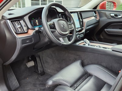 2023 Volvo XC60 B5 Ultimate Bright Theme