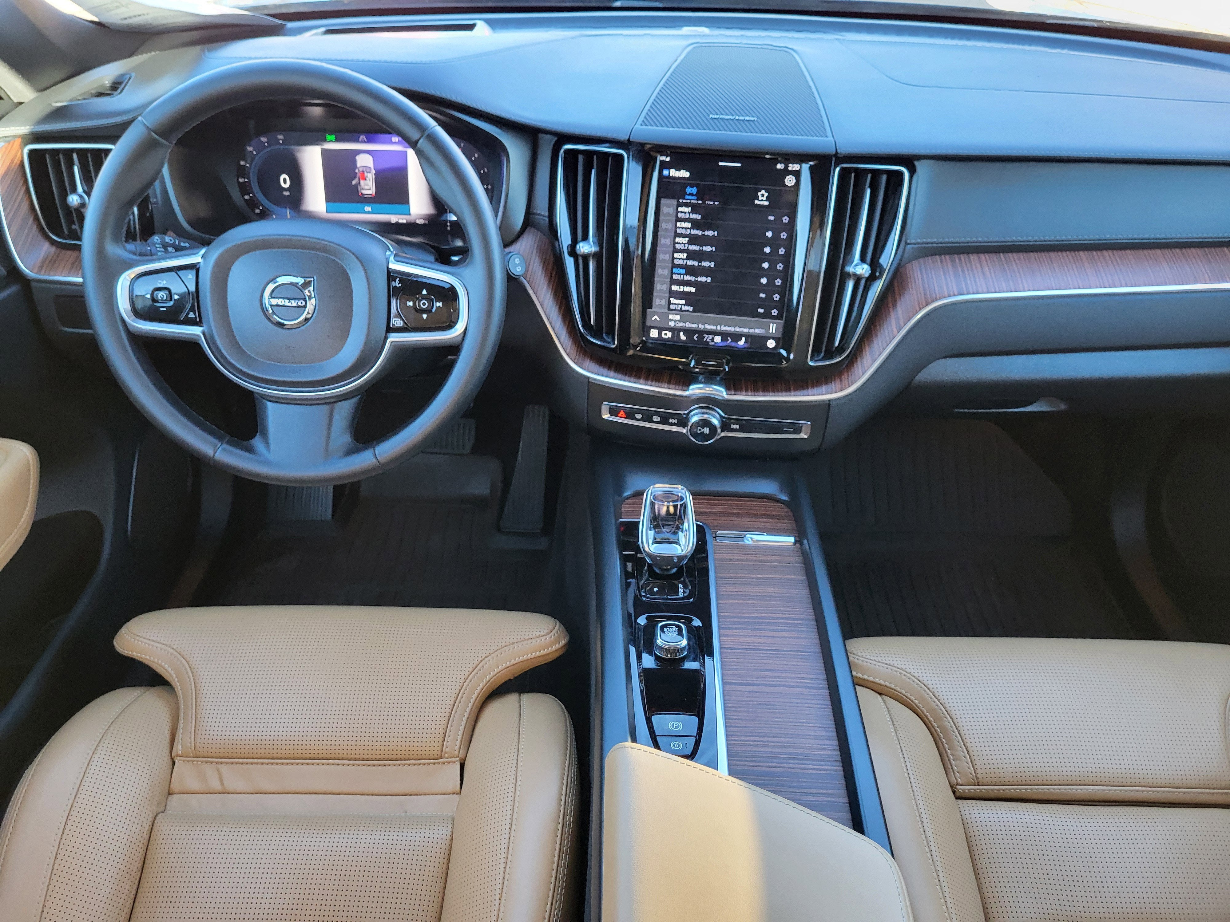 2023 Volvo XC60 B5 Ultimate Bright Theme