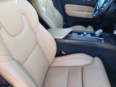 2023 Volvo XC60 B5 Ultimate Bright Theme