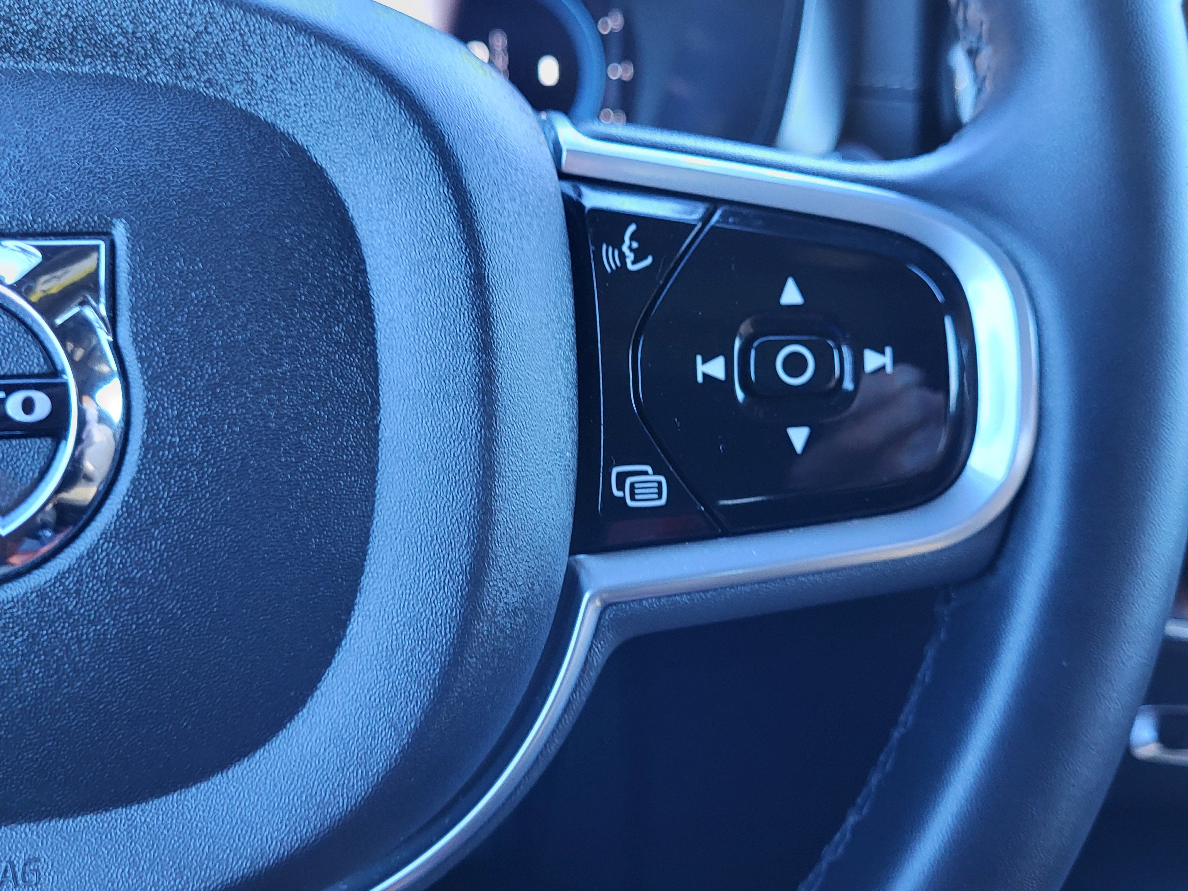 2023 Volvo XC60 B5 Ultimate Bright Theme