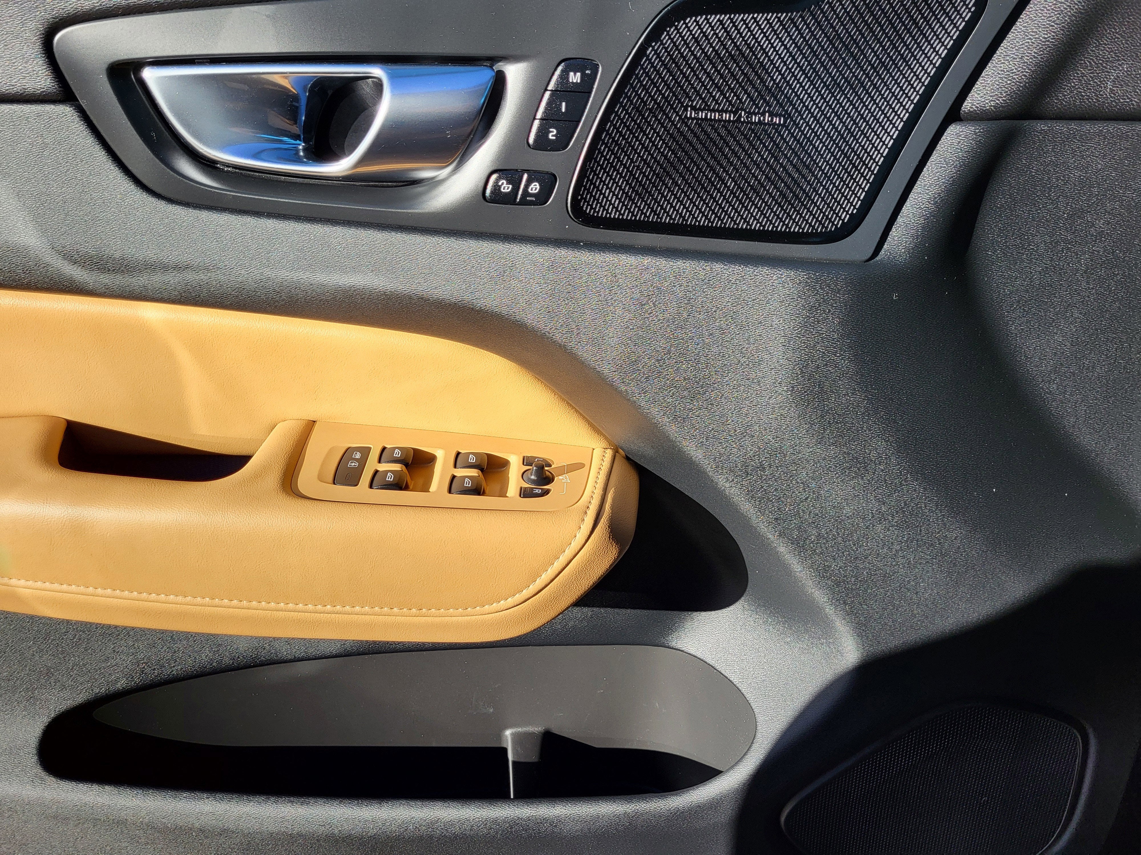 2023 Volvo XC60 B5 Ultimate Bright Theme