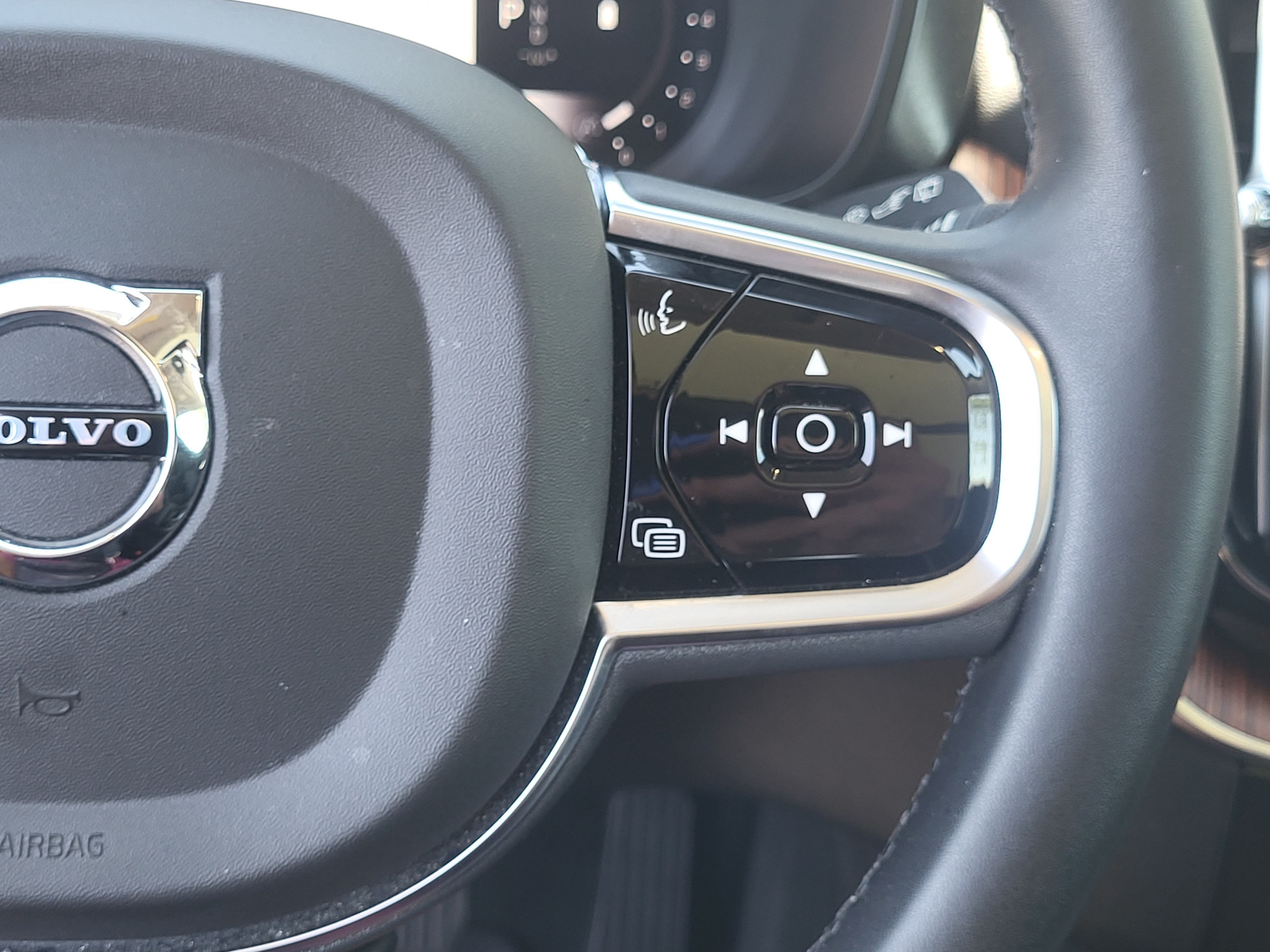 2024 Volvo XC60 B5 Plus Dark Theme