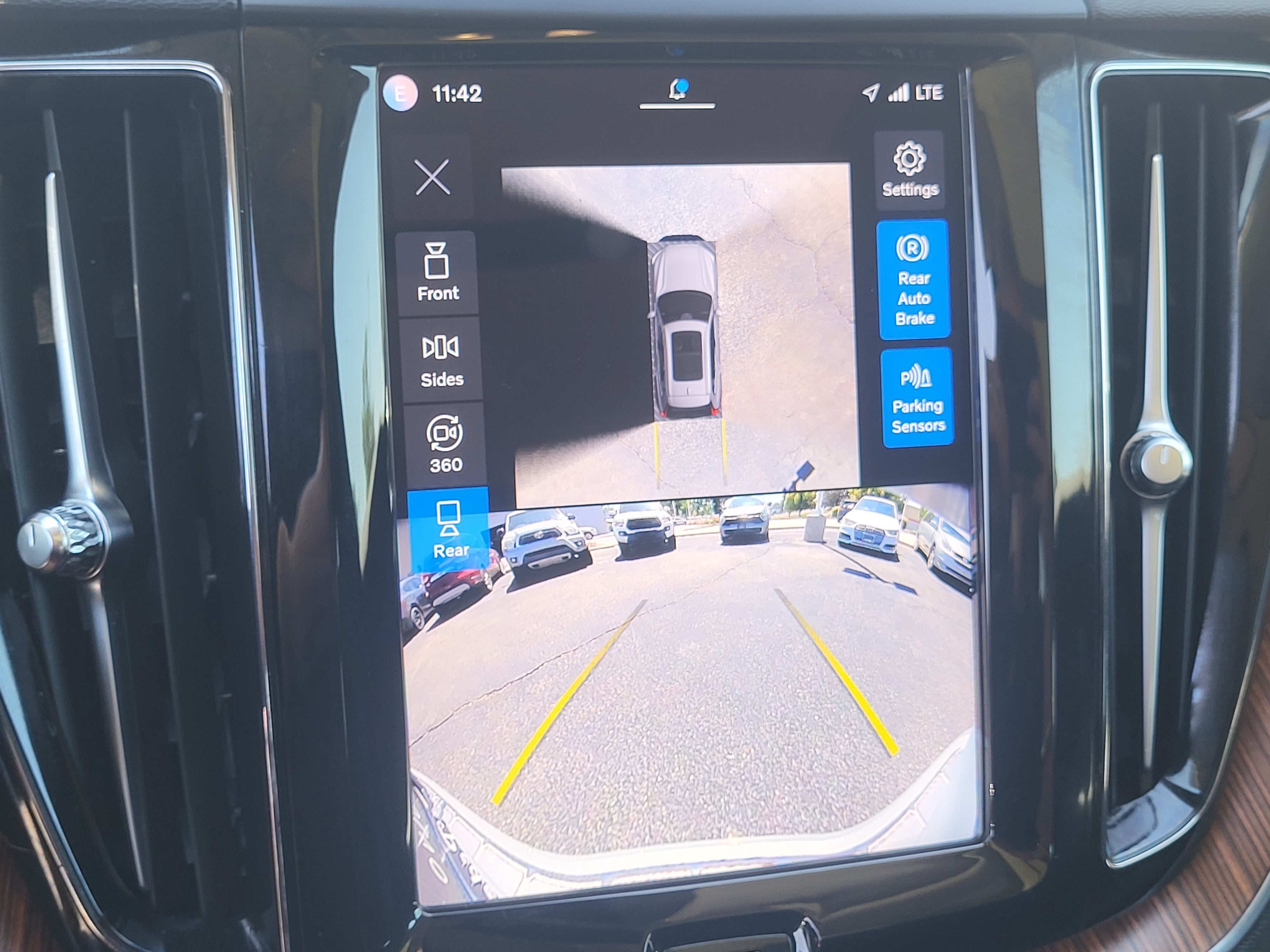 2024 Volvo XC60 B5 Plus Dark Theme