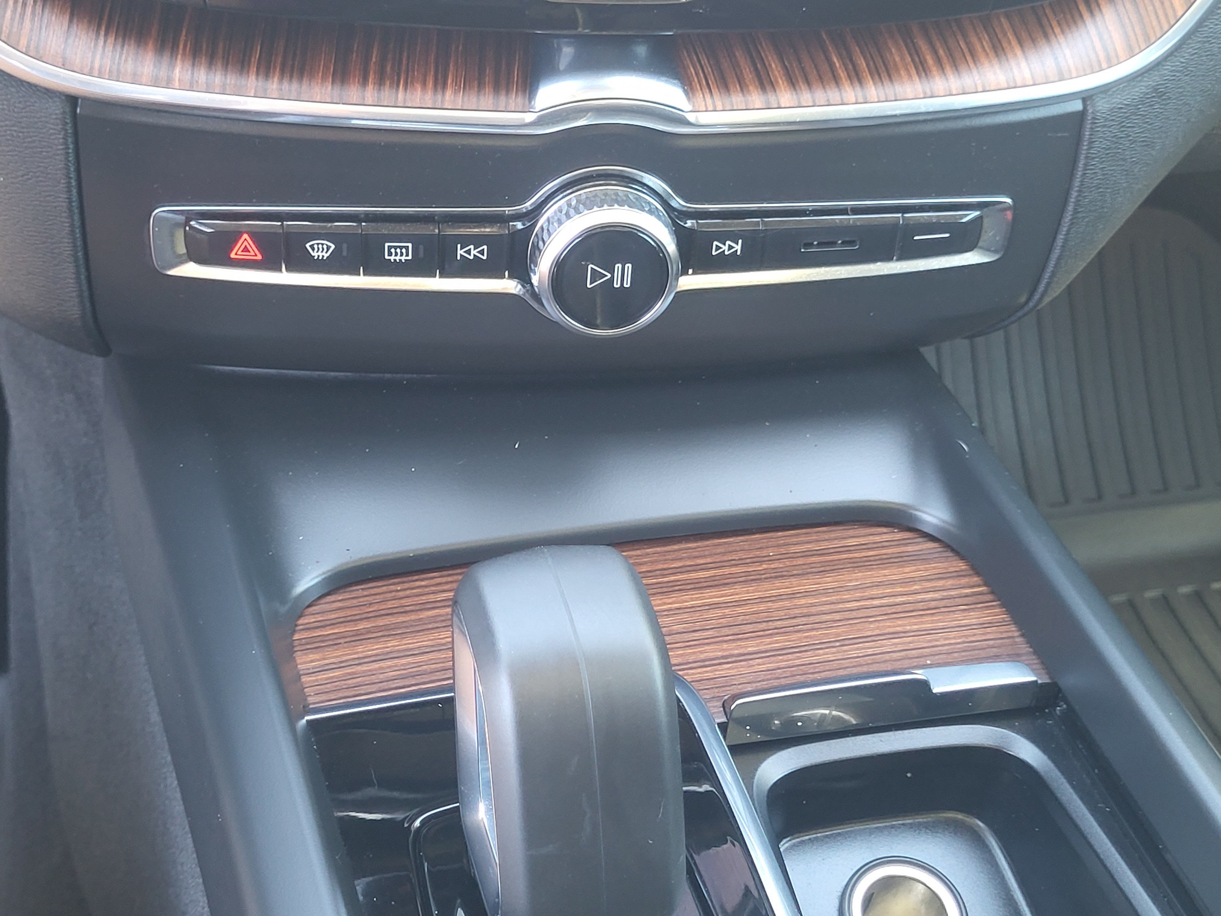 2024 Volvo XC60 B5 Plus Dark Theme