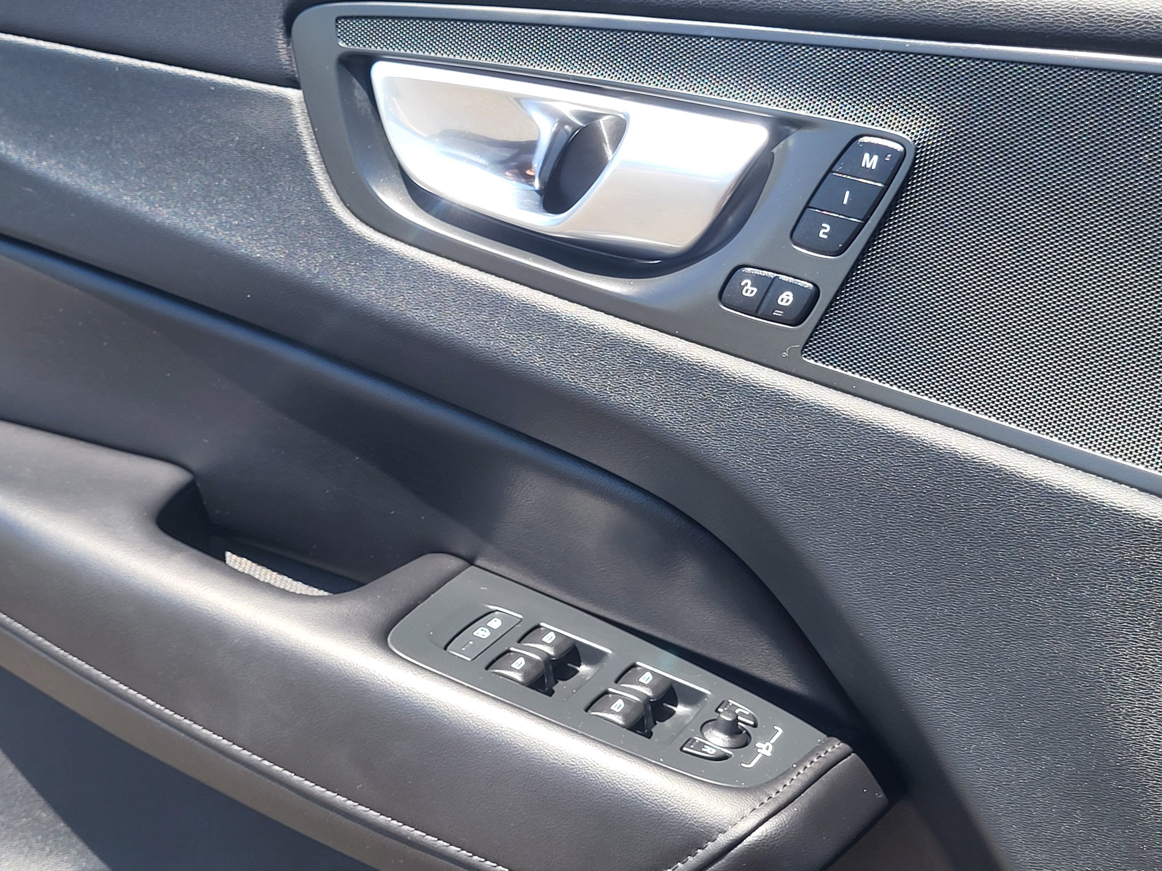 2024 Volvo XC60 B5 Plus Dark Theme