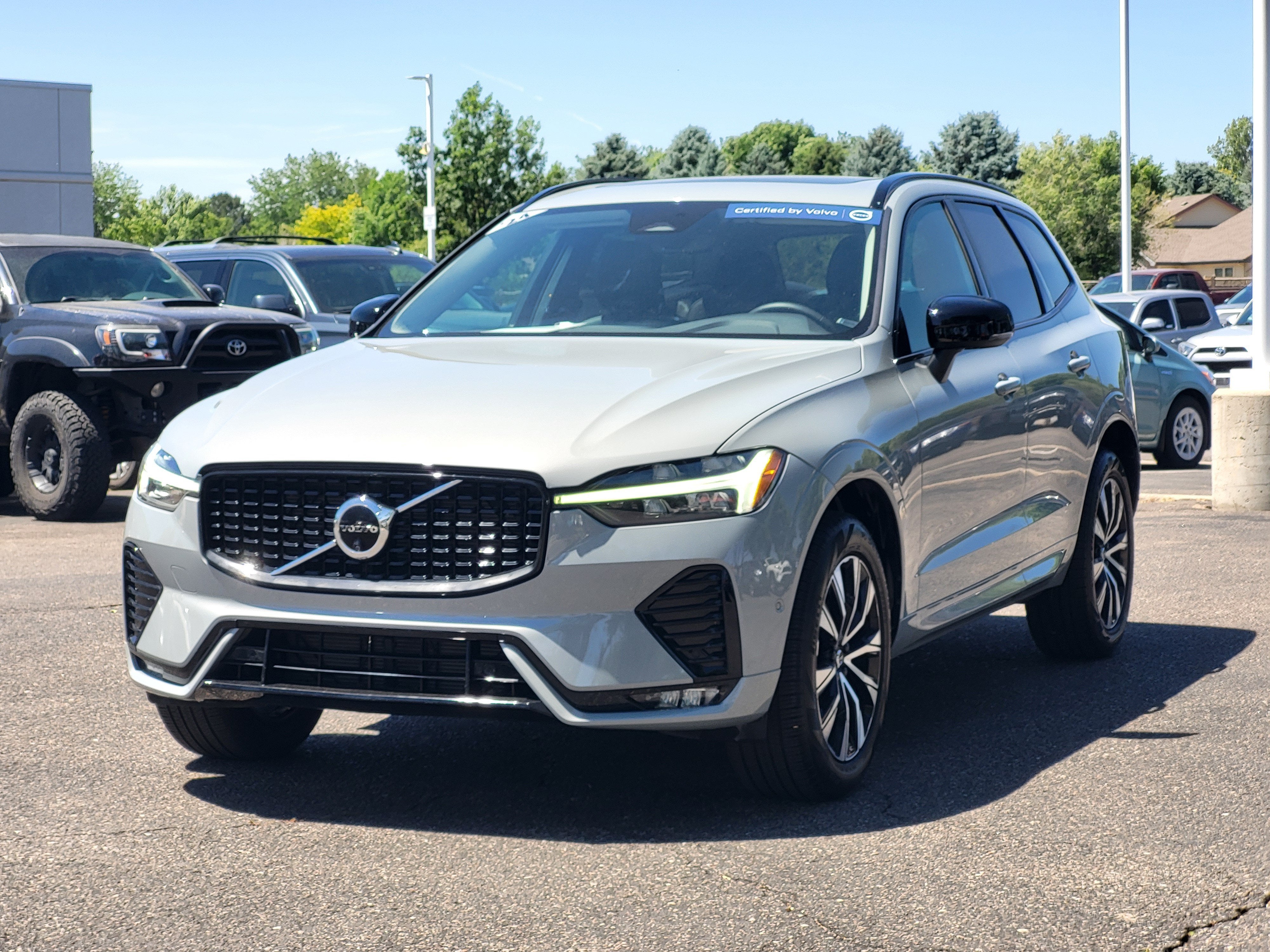 2024 Volvo XC60 B5 Plus Dark Theme