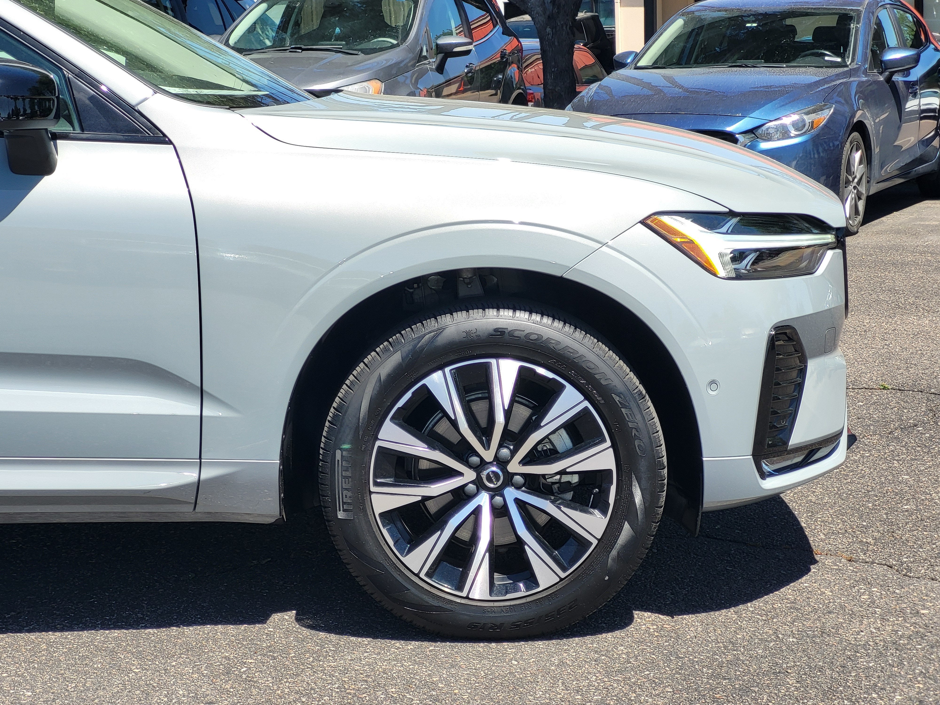 2024 Volvo XC60 B5 Plus Dark Theme
