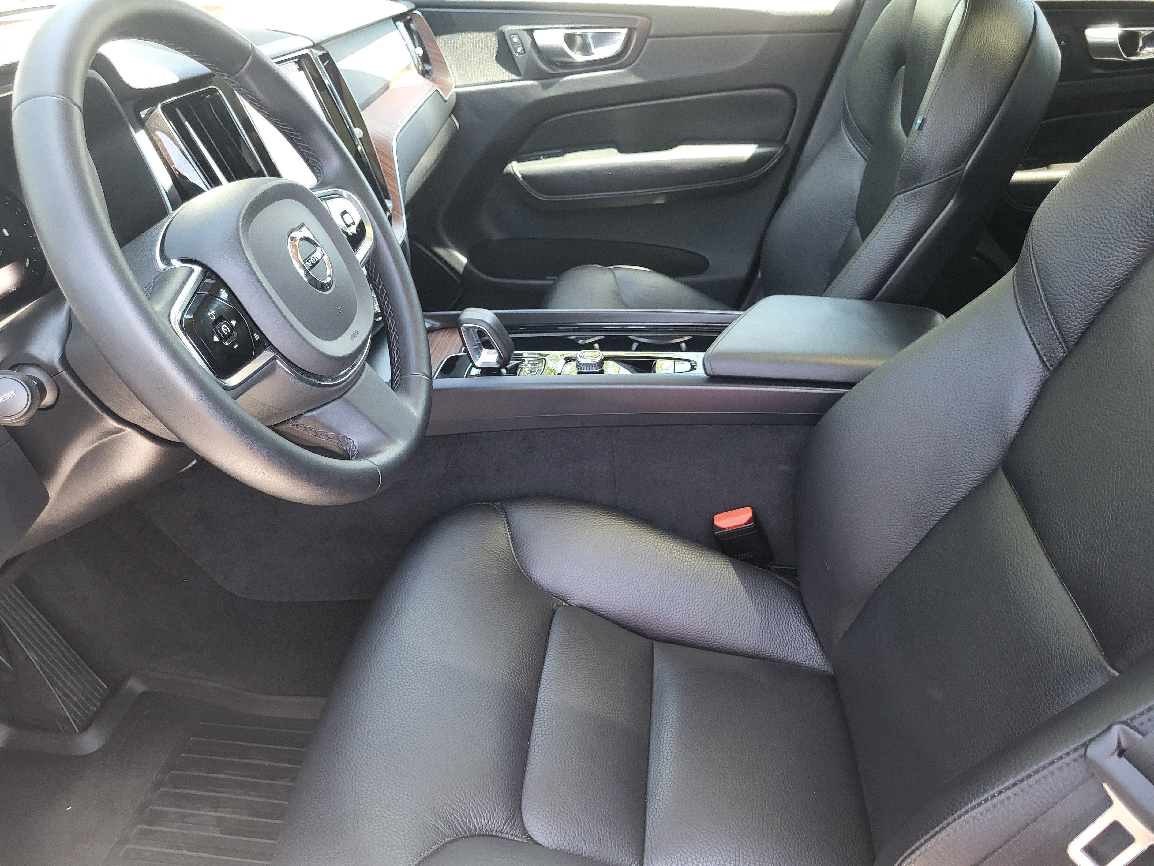2024 Volvo XC60 B5 Plus Dark Theme