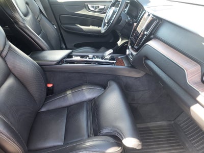 2023 Volvo XC60 B5 Ultimate Dark Theme