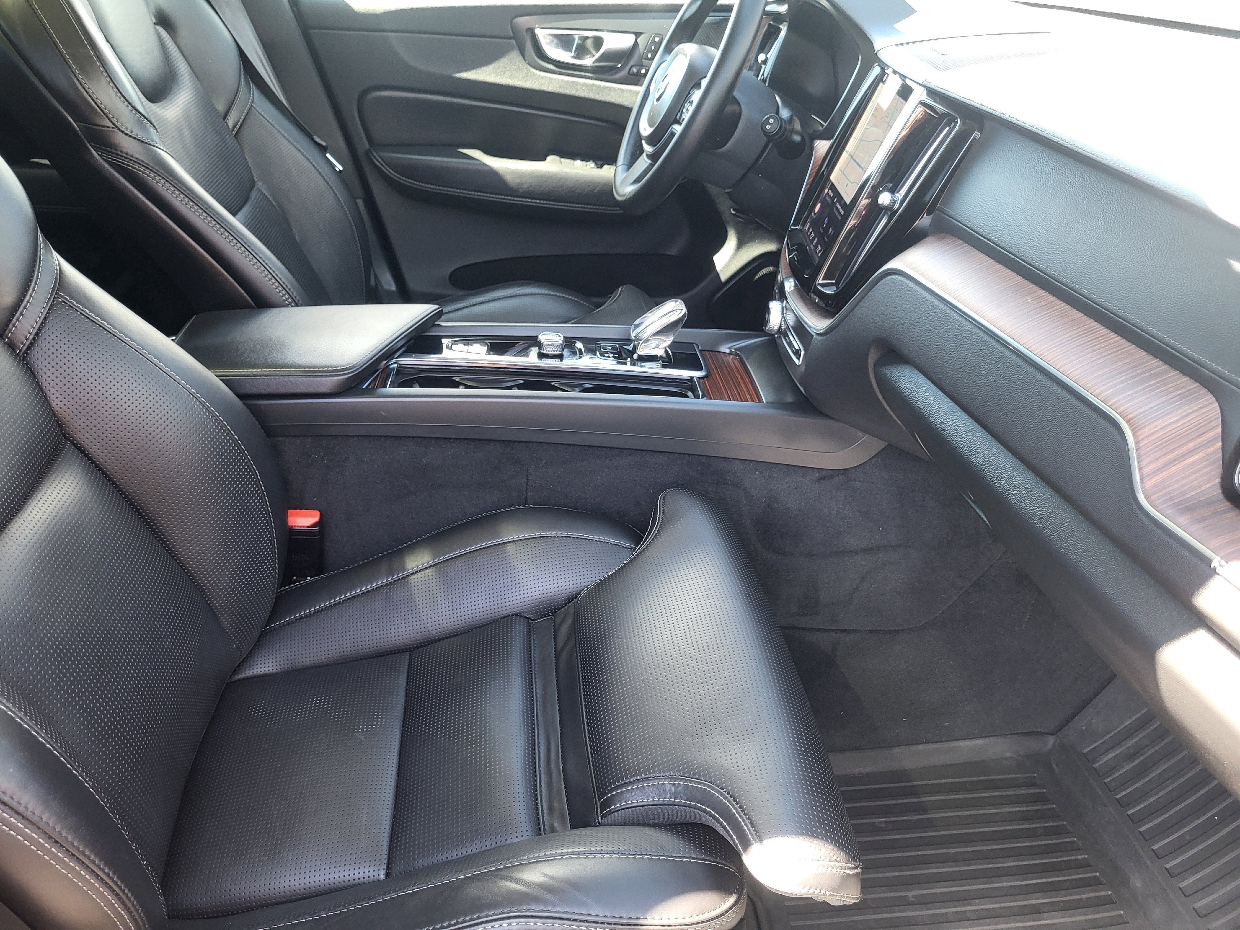 2023 Volvo XC60 B5 Ultimate Dark Theme